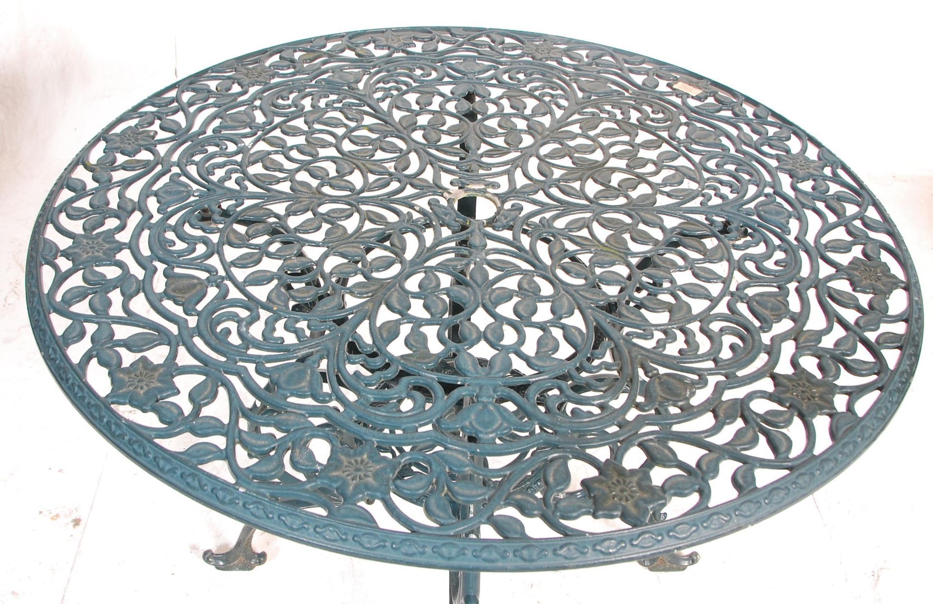 A good reproduction 19th century Coalbrookdale style revival cast metal garden table complete with - Image 8 of 10