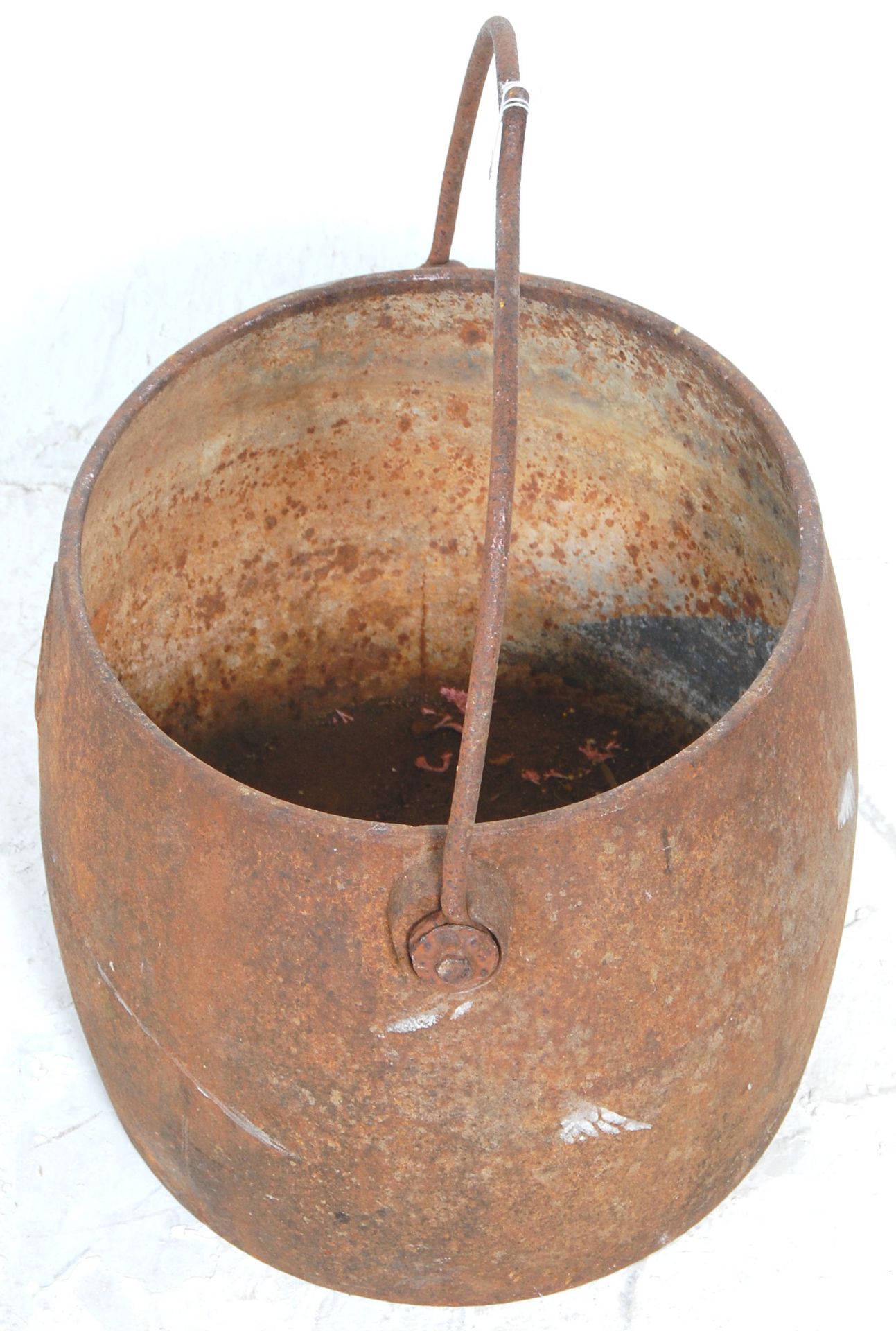 A late 19th Century Victorian iron cooking pot / cauldron having a large swing handle with hook - Bild 5 aus 5