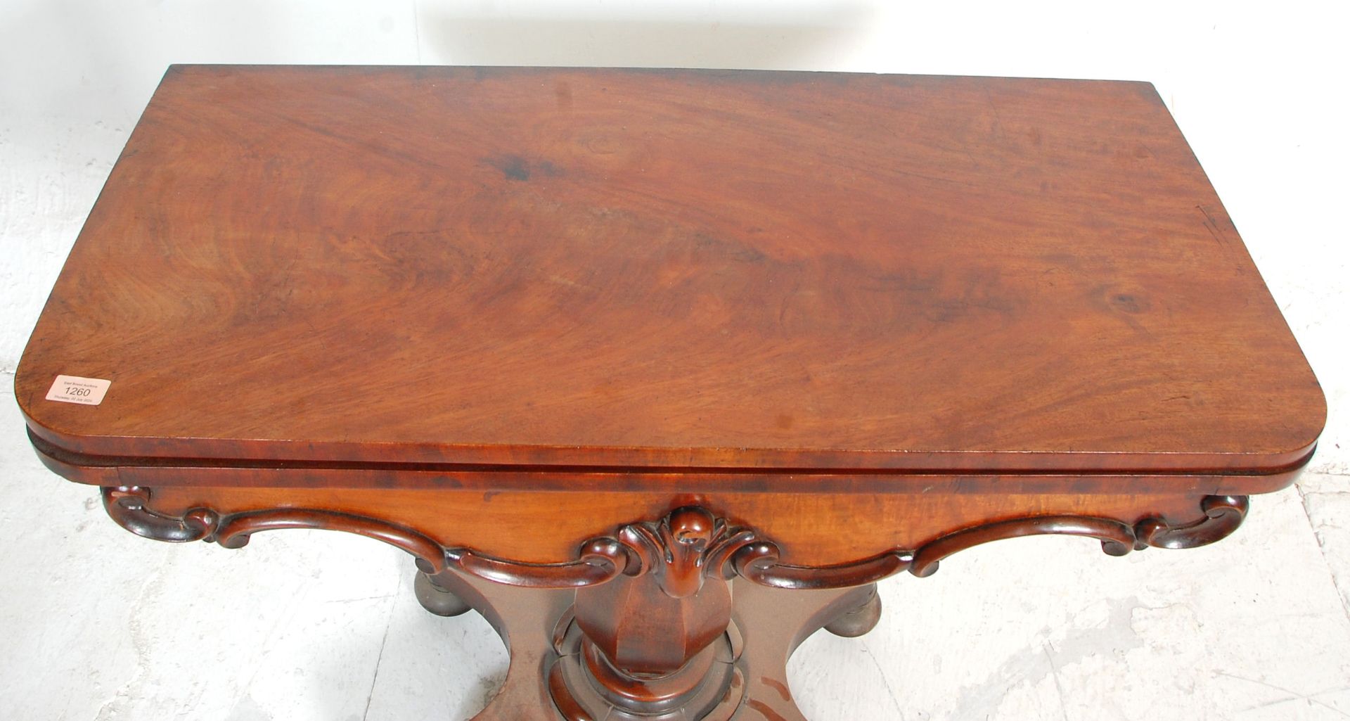 A 19th century Regency William IV mahogany card - games table. Raised on a quadruped base with bun - Bild 3 aus 5