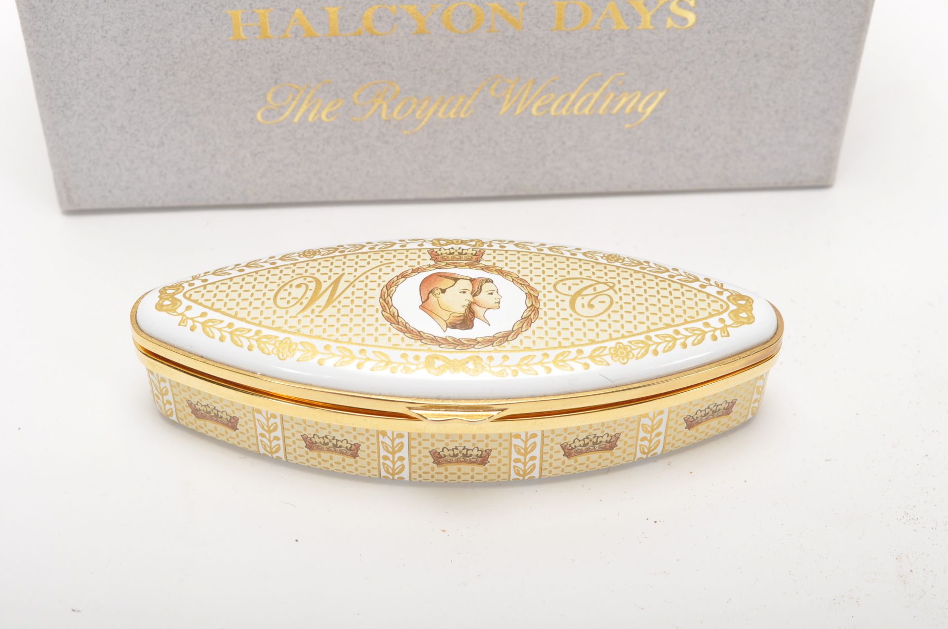 A Halcyon Days enamels navette shaped trinket box enamelled throughout with white and gilt - Image 2 of 5