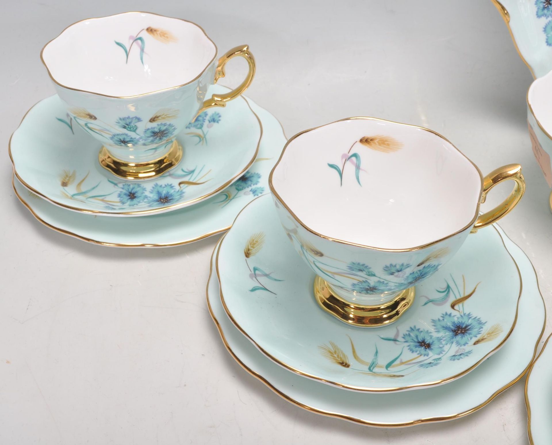 An vintage 20th Century Royal Albert fine bone china tea service all decorated in floral sprays - Bild 3 aus 10