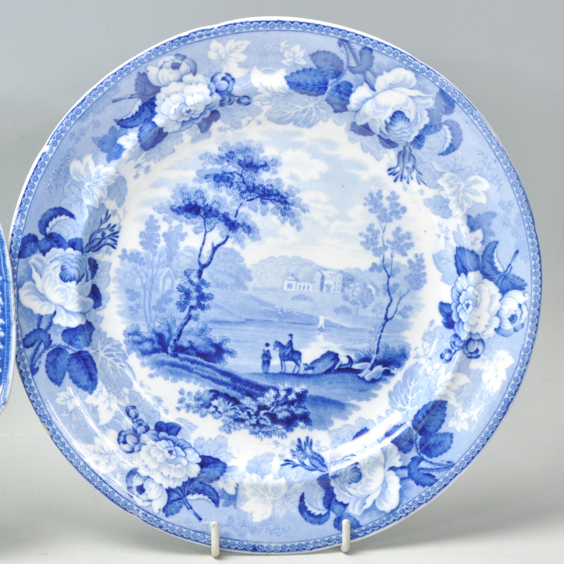 A set of four antique 19th Century Pearlware blue and white plates including a Wedgewood example - Bild 4 aus 6