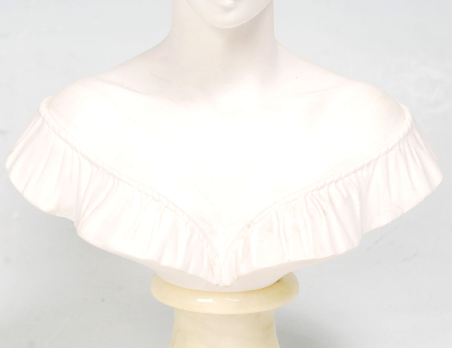 A 20th Century marble composite bust ornament in the form of a woman wearing an off the shoulder - Bild 6 aus 19