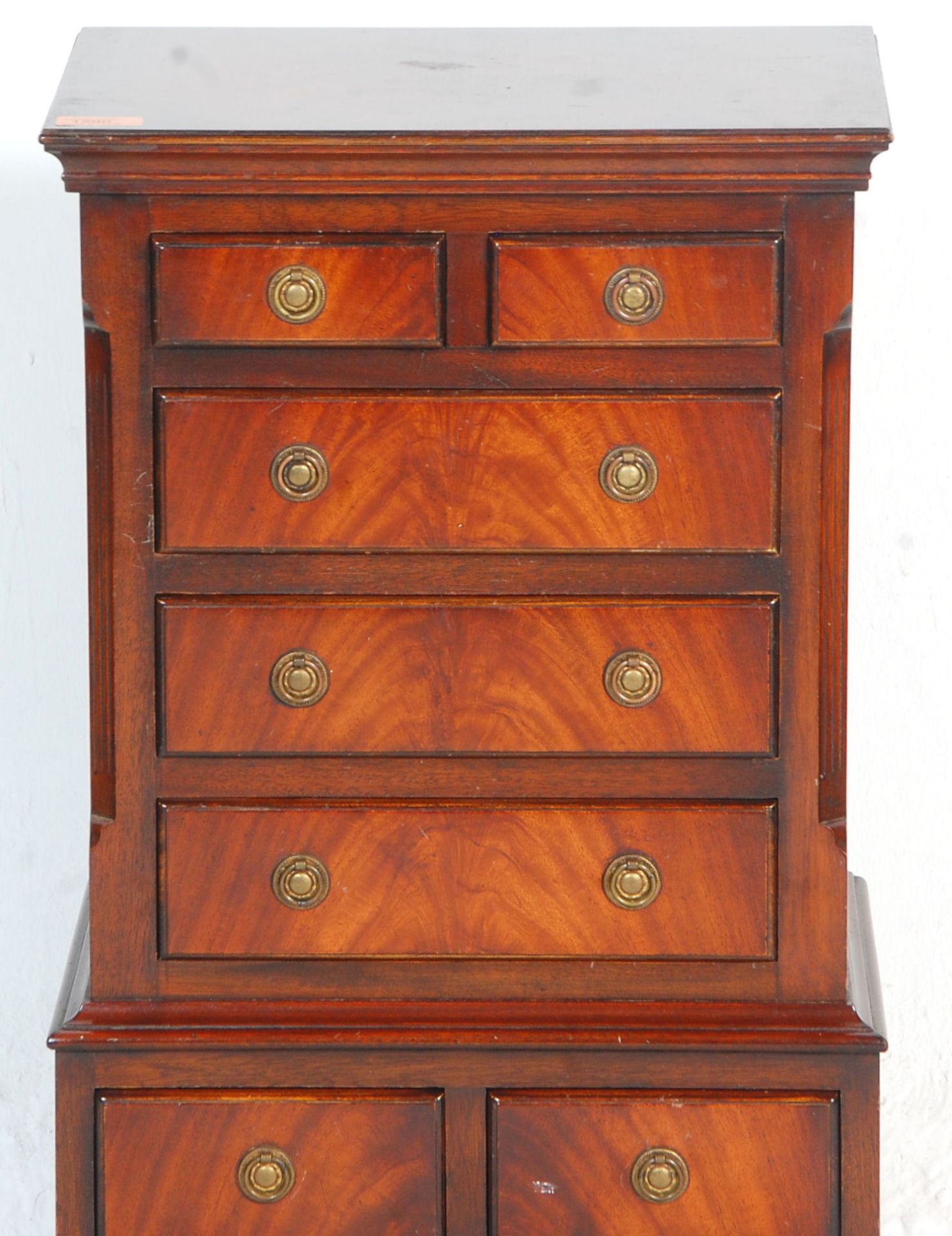A Georgian revival small mahogany tallboy chest of drawers raised on bracket feet with a series of - Bild 4 aus 12
