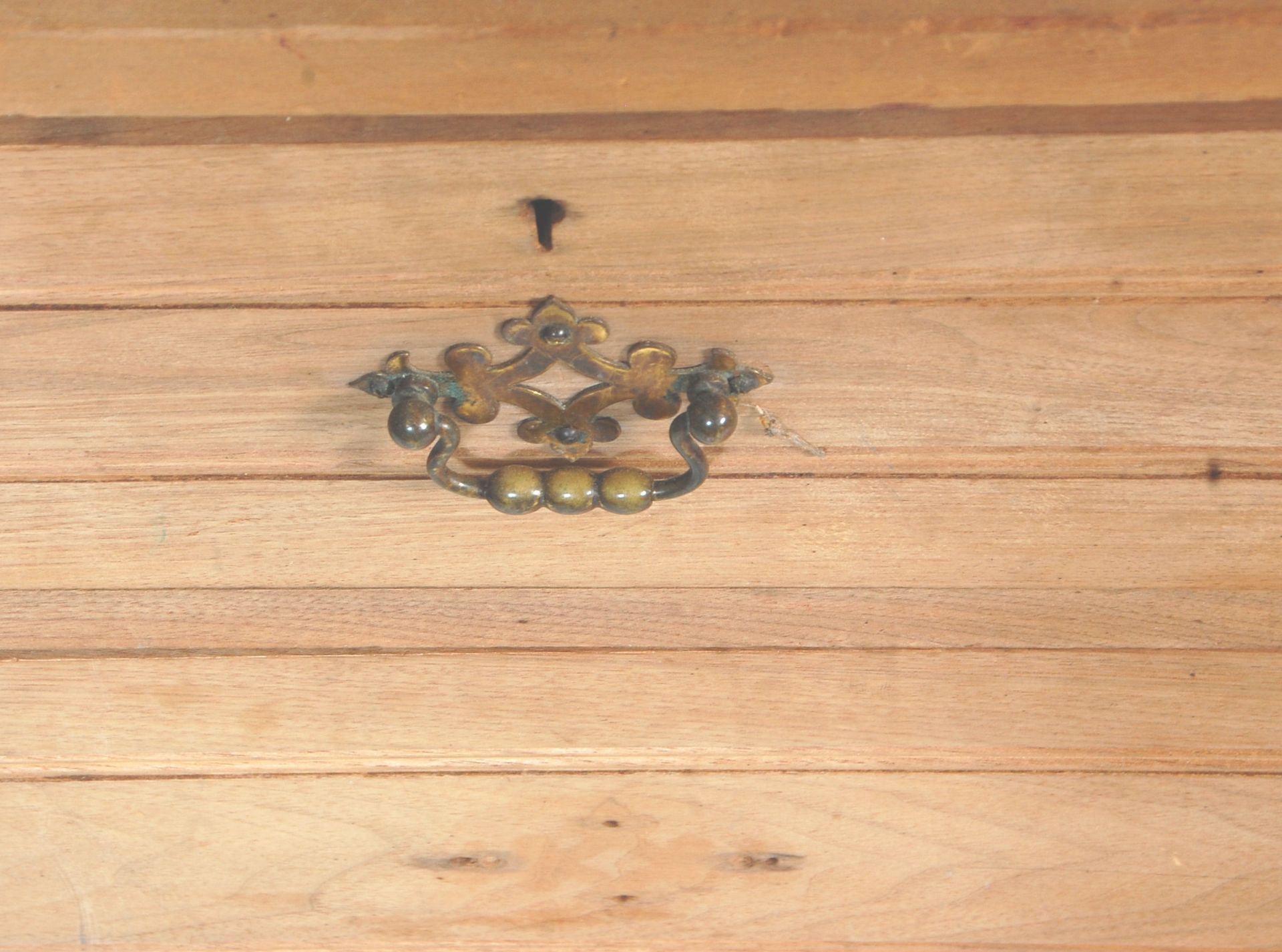 An early 20th Century Edwardian ash wood dressing table - chest of drawers having a central swing - Bild 3 aus 10