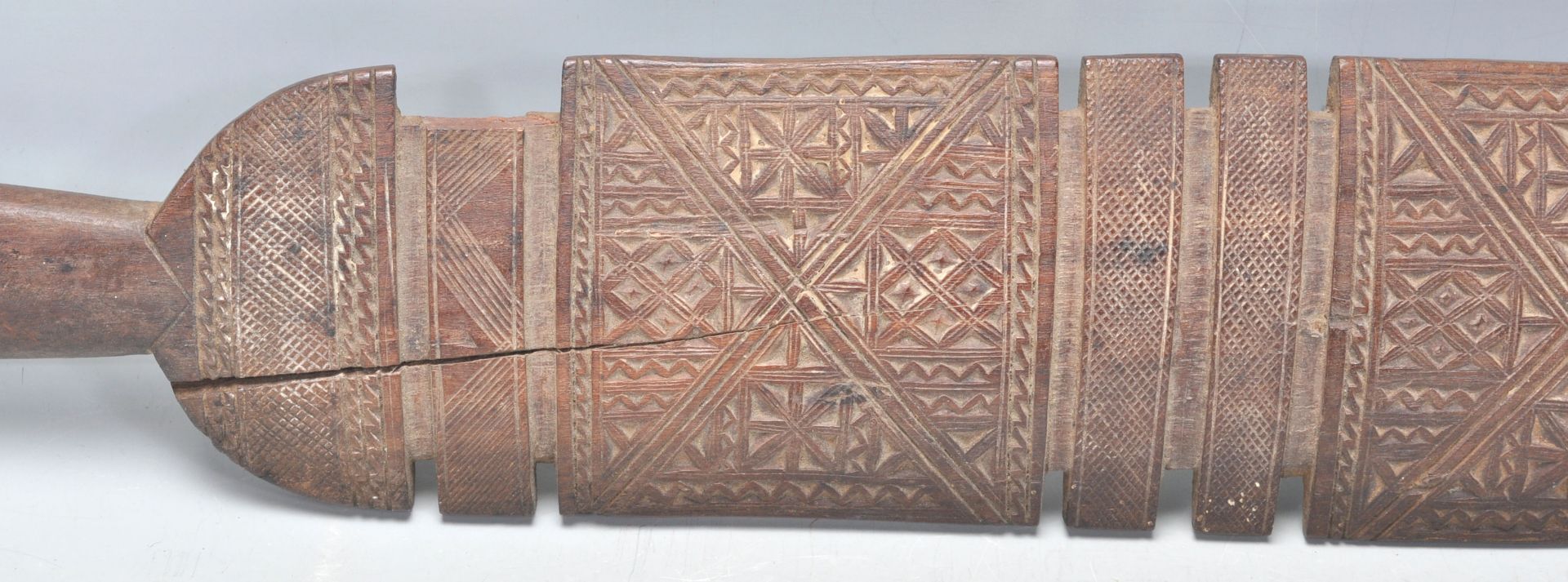 Two North African Tuareg tent posts having intricately carved flat panels to the front with - Bild 13 aus 20