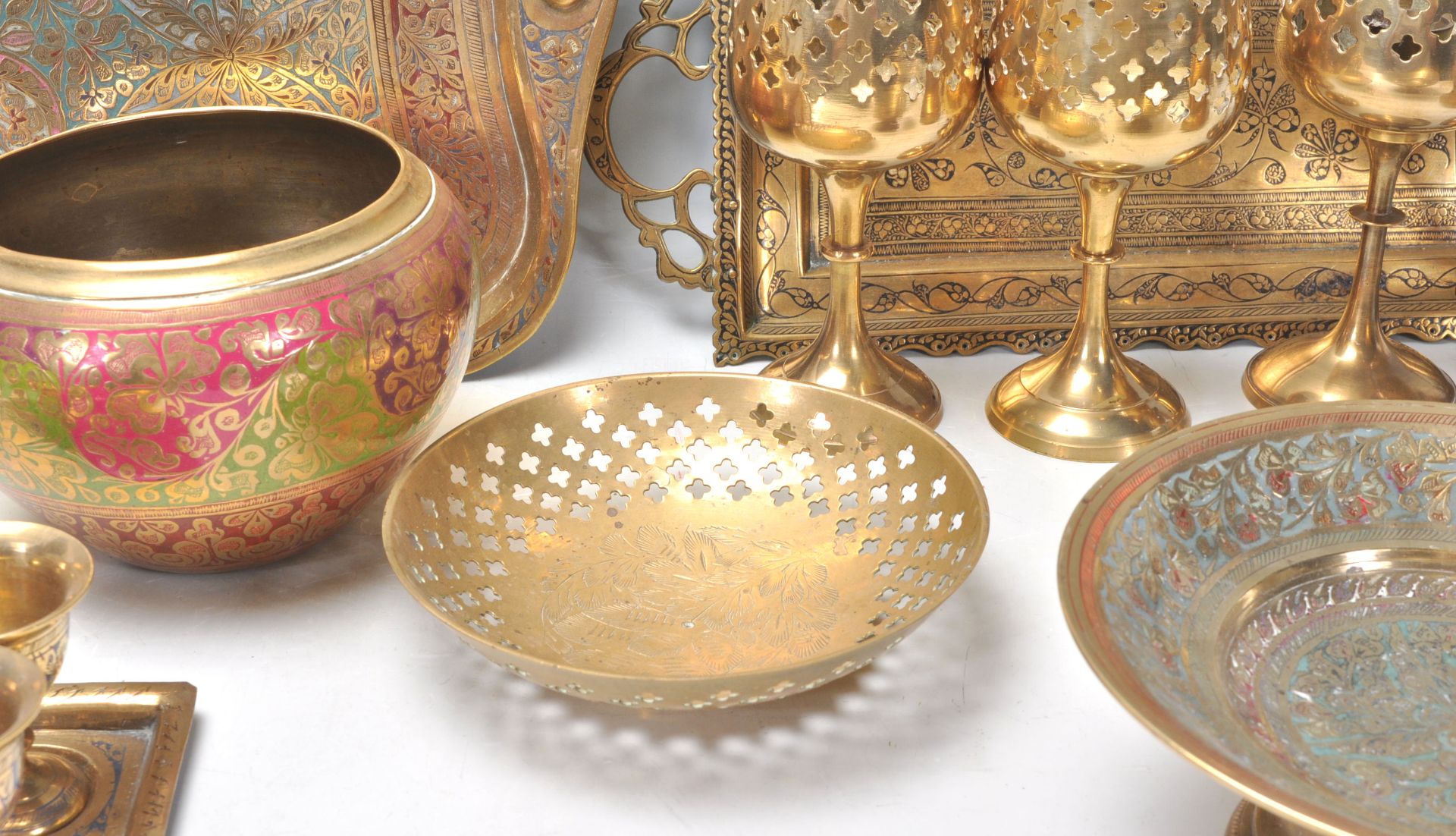 A mixed group of contemporary Eastern brass wares to include a heavy pair of bowls with painted - Bild 4 aus 6