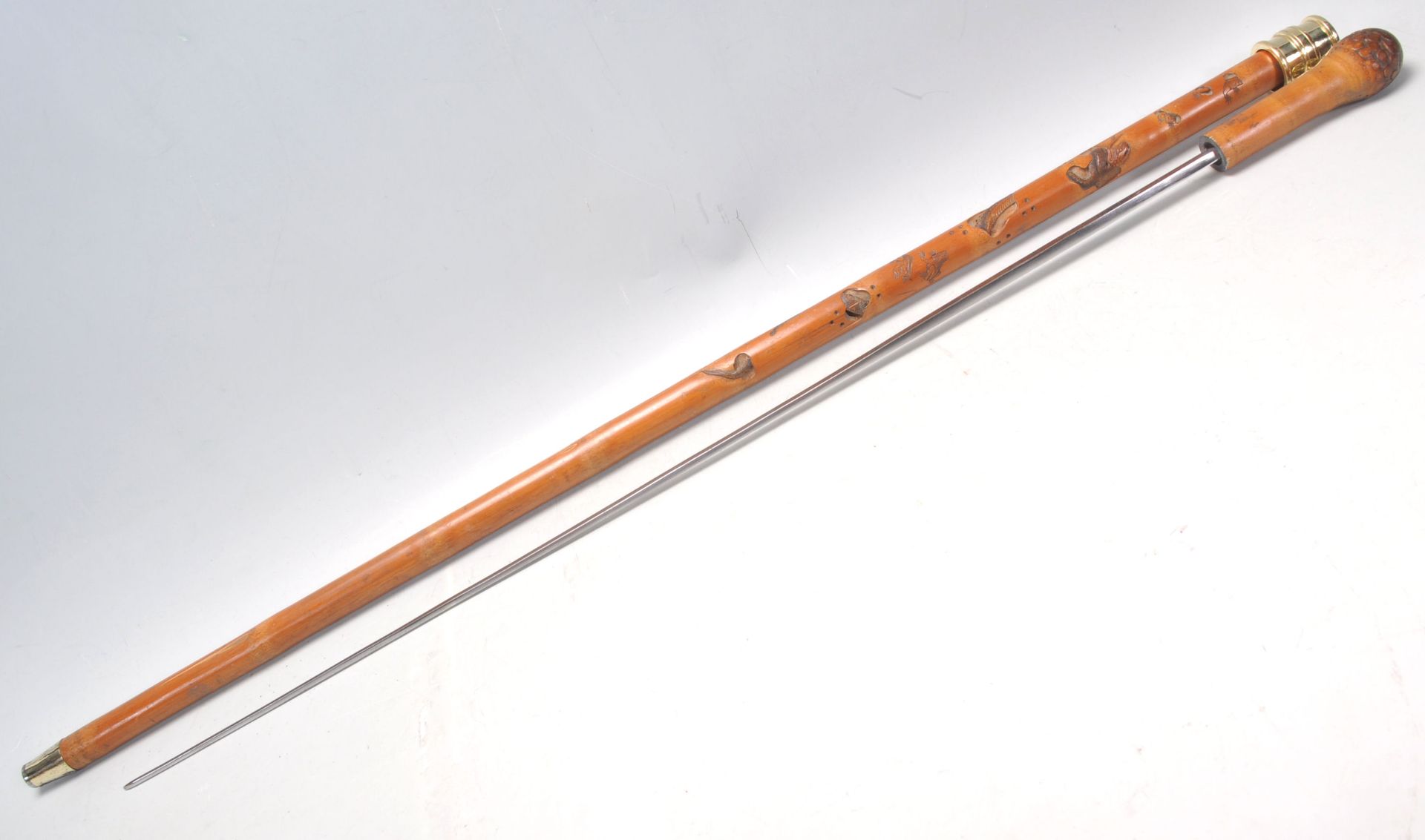 A vintage 20th Century bamboo sword stick / walking stick cane having root knot ball knob to top - Bild 6 aus 8