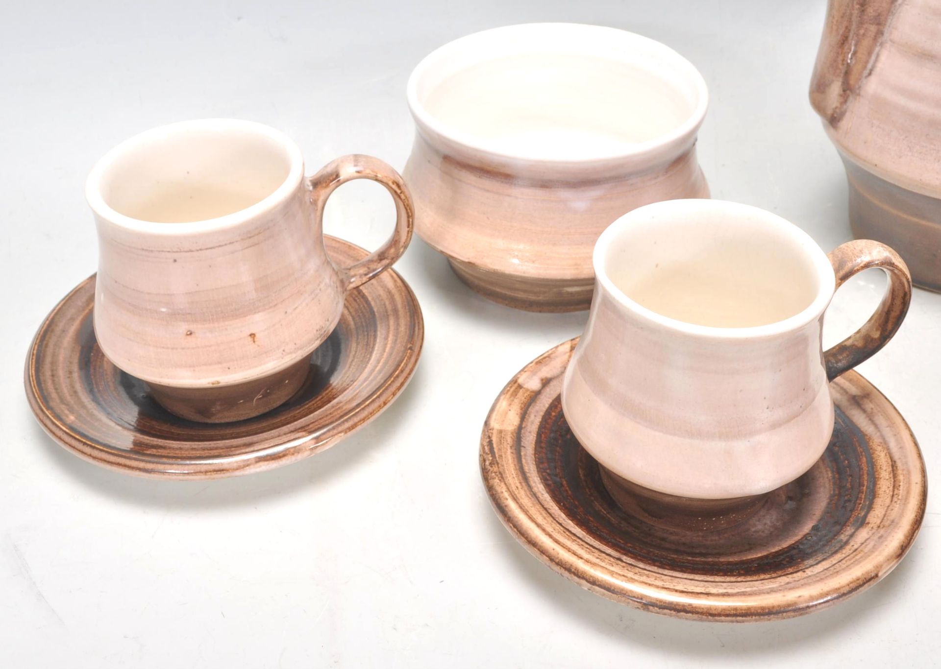 A vintage retro 20th Century Rye pottery coffee service consisting of coffee pot, six cups and - Bild 3 aus 8