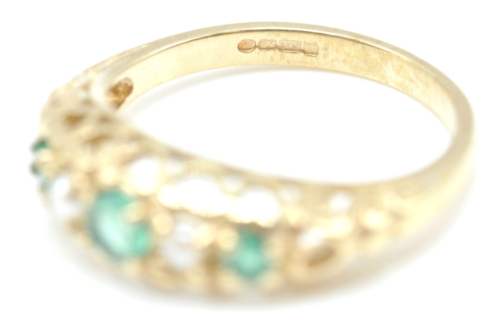 2 9ct gold hallmarked rings. To include a 9ct Birmingham hallmarked emerald and half pearl ring - Bild 8 aus 16