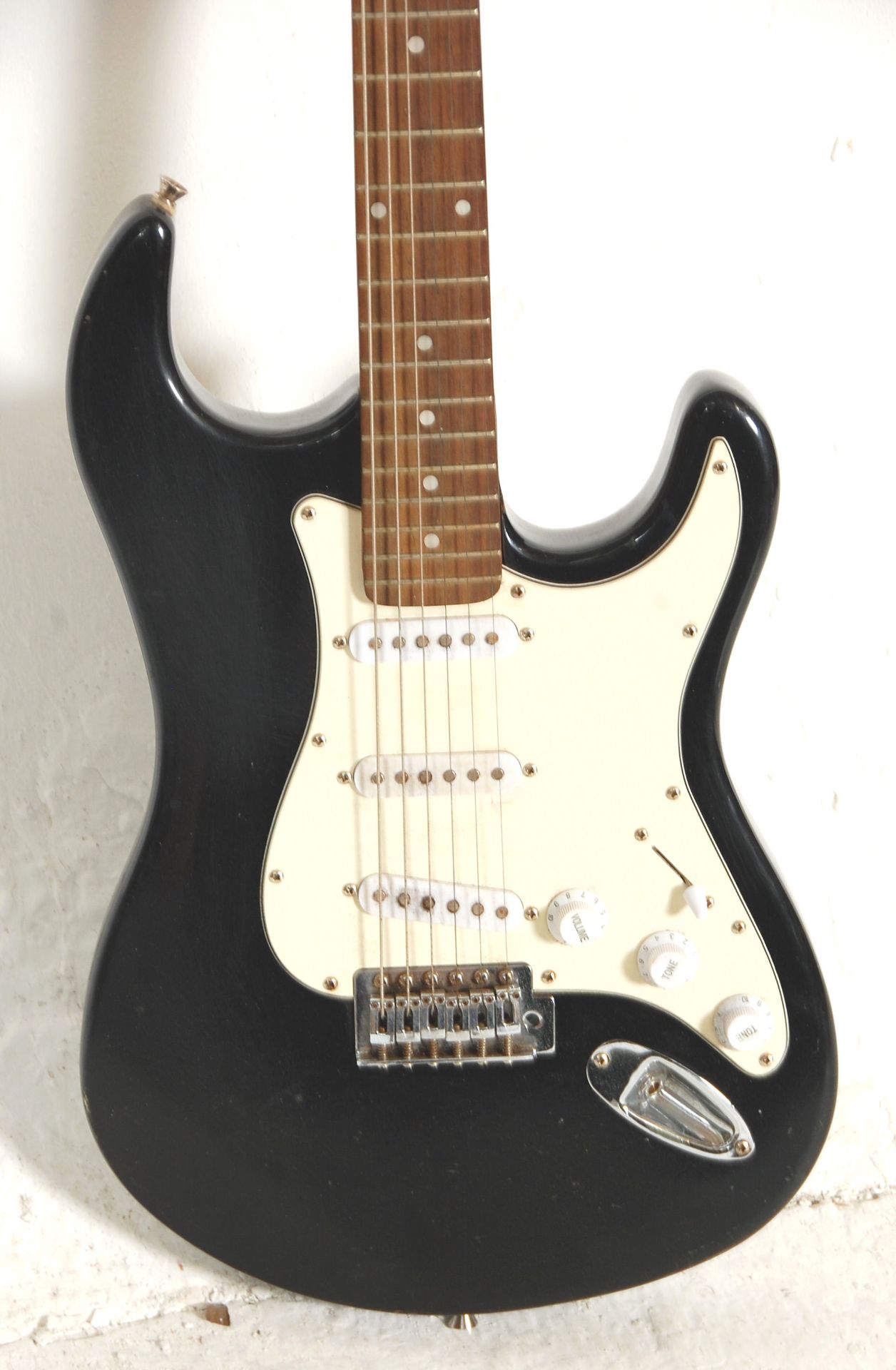 A Fender Stratocaster style Rockburn six string electric guitar having three control knobs with a - Bild 2 aus 4