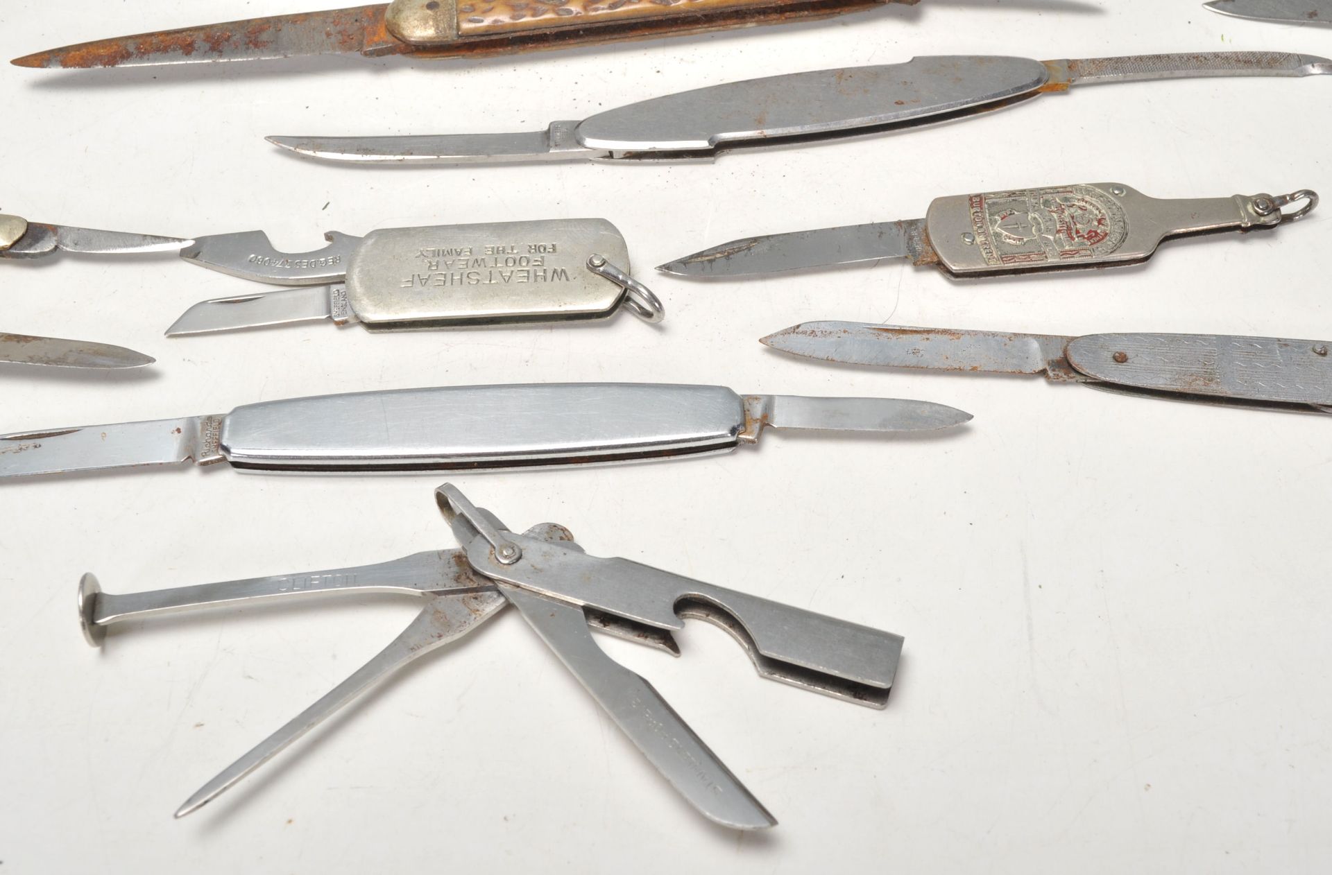 A good mixed group of vintage pen knives dating from the early 20th Century with steel and lucite - Bild 9 aus 9