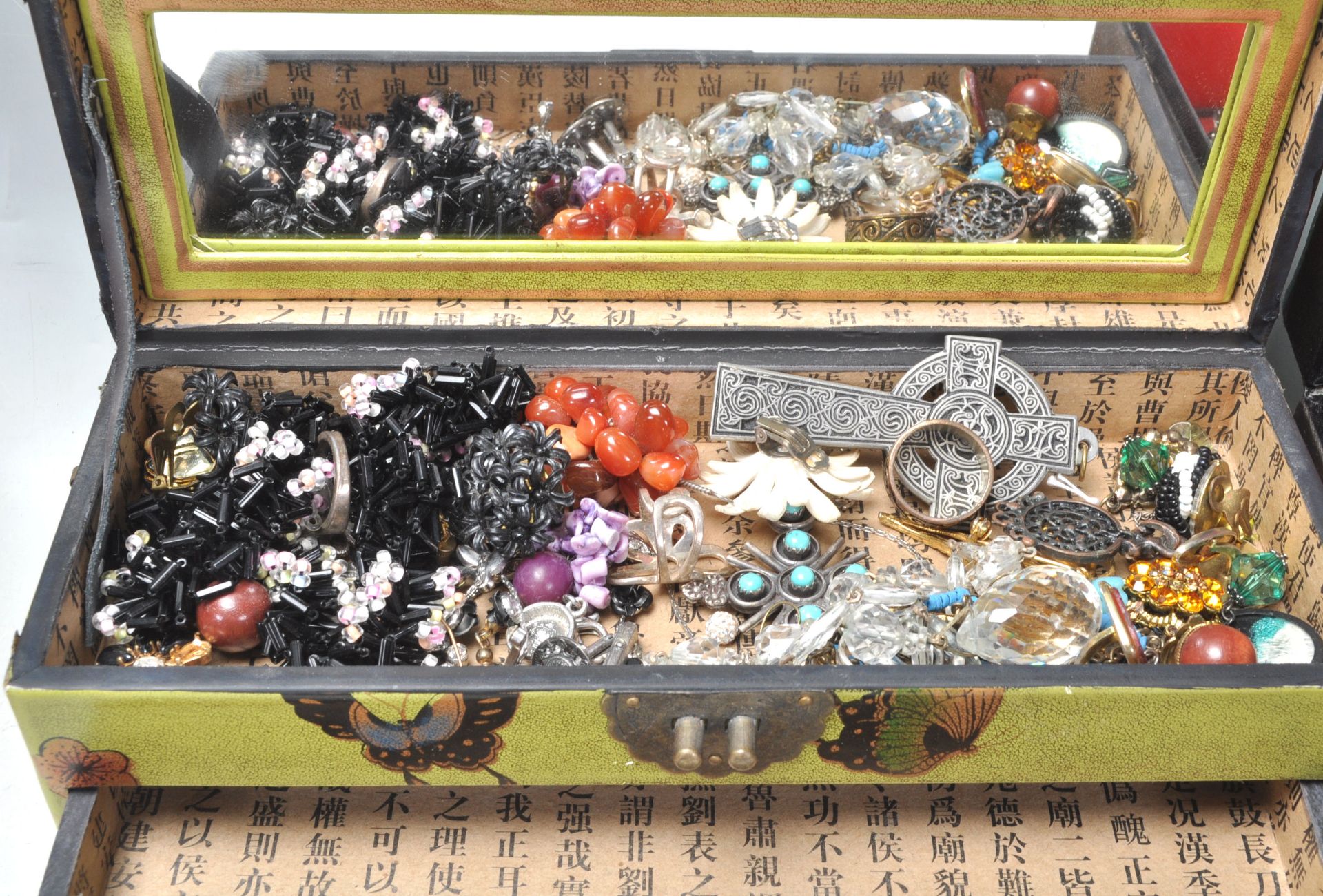 A large quantity of 20th century costume jewellery to include bracelets, brooches, necklaces, hair - Bild 8 aus 9