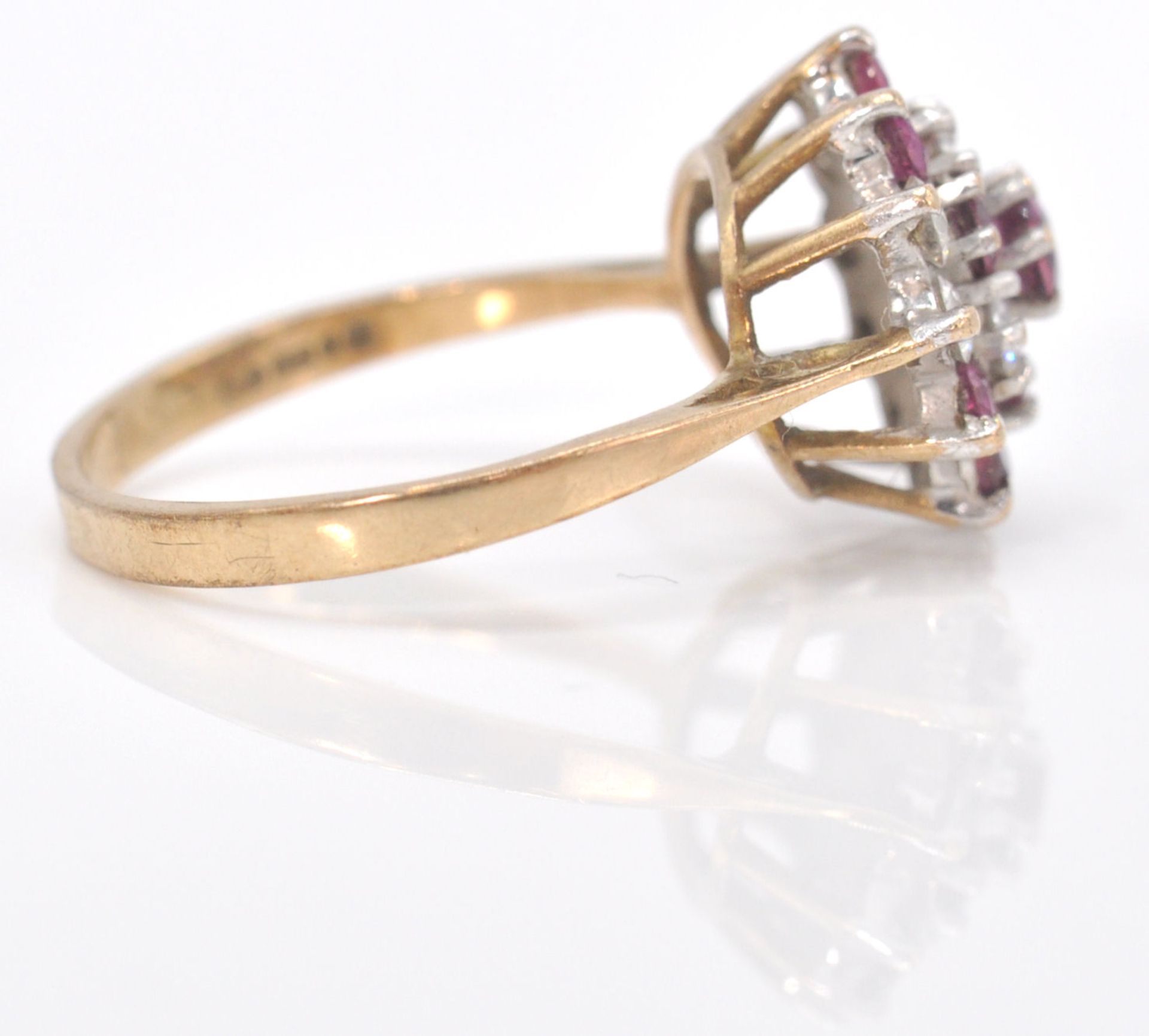 A 9ct gold hallmarked cluster ring. The ring set with amethyst and white mixed cut stones  in basket - Bild 3 aus 8