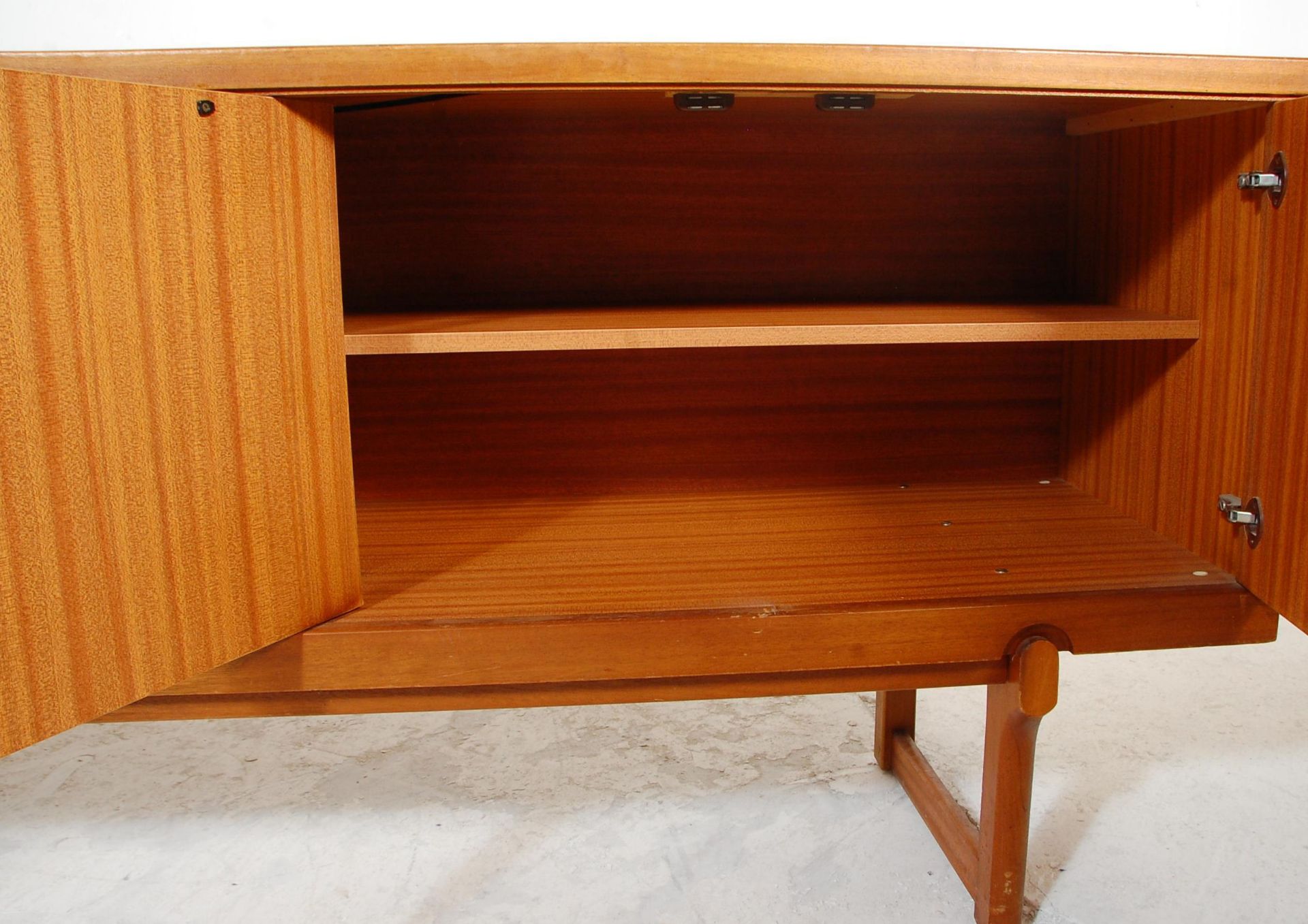 Nathan Furniture - A retro mid 20th Century teak wood sideboard credenza having a central bank of - Bild 7 aus 8