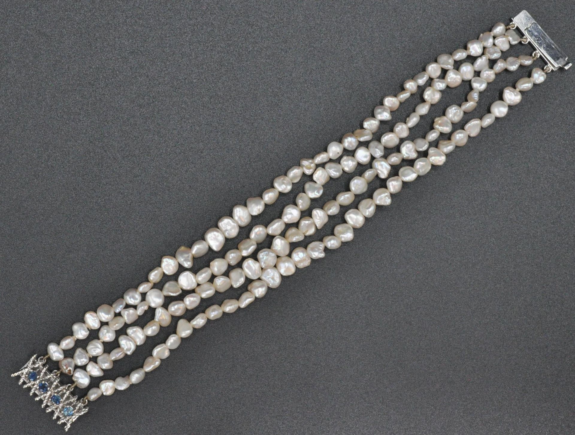 A 14ct white gold 585 4 strand baroque pearl bracelet by JKA . The bracelet united by a 14ct gold - Bild 2 aus 7