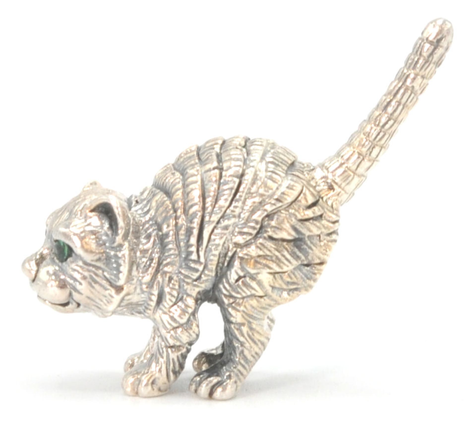 A stamped sterling silver ornament in the form of a pouncing cat set with emerald coloured eyes. - Bild 4 aus 7