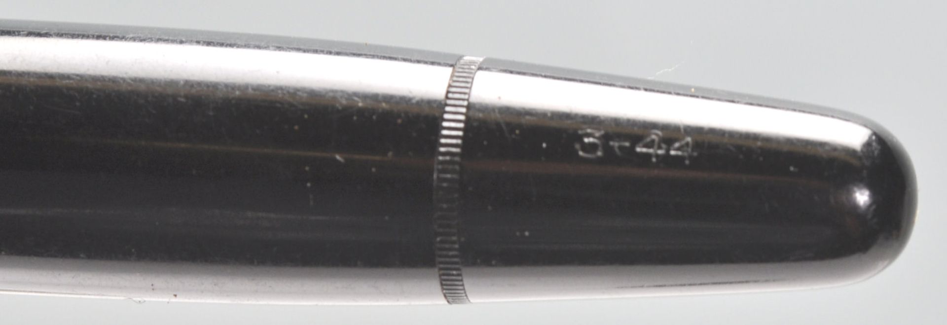 A vintage Mont Blanc 344 fountain ink writing pen having a black plastic body with gilt banding - Bild 6 aus 7