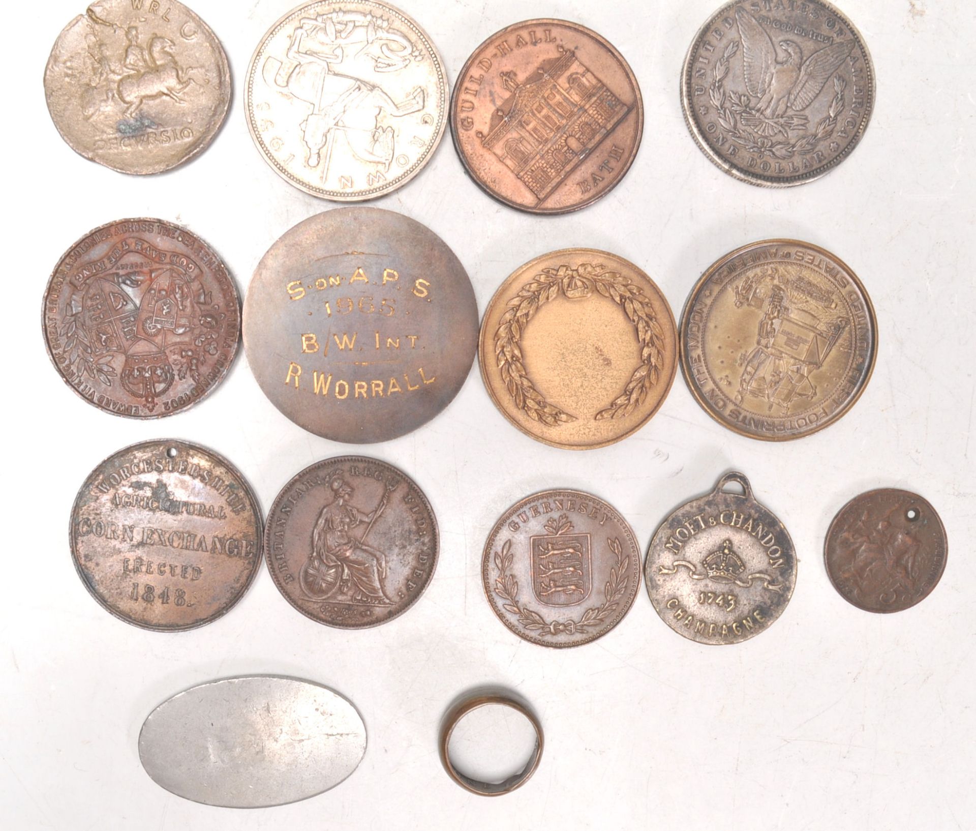 An interesting collection of 19th and 20th Century tokens and medallions to include a Moet Chandon - Bild 7 aus 11