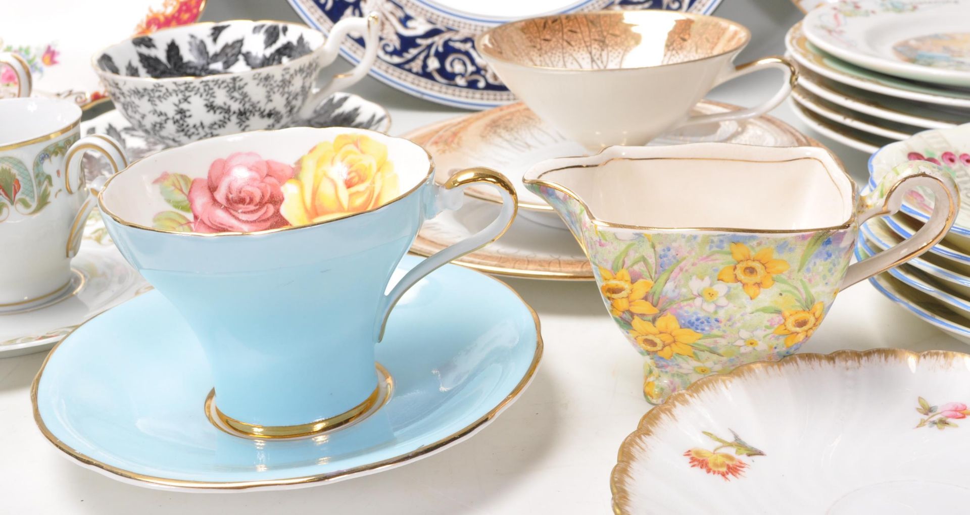 A collection of mixed vintage bone china tea service pieces to include Royal Albert Serena pattern - Bild 10 aus 21