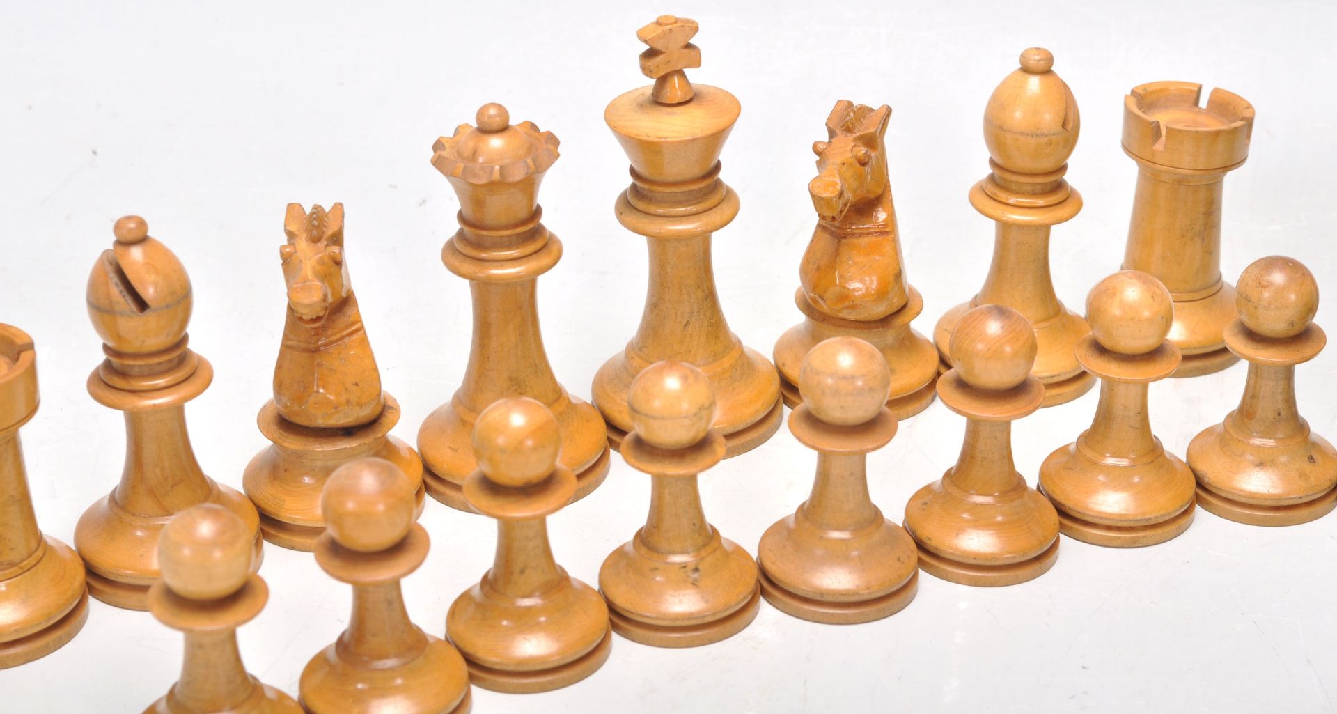 A complete set of vintage style wooden carved chess pieces. Measures 6cms high. - Bild 3 aus 8