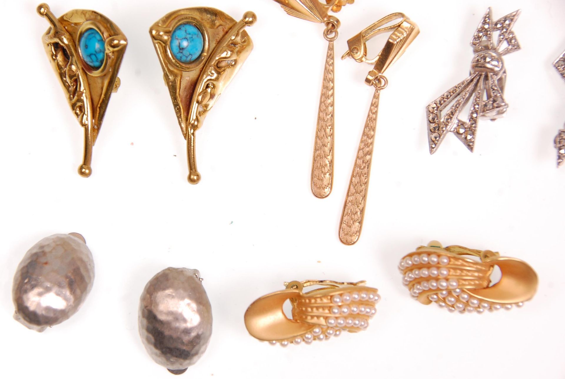 A collection of sixteen vintage ladies clip on earrings to include marcasite examples, enamelled - Bild 4 aus 8