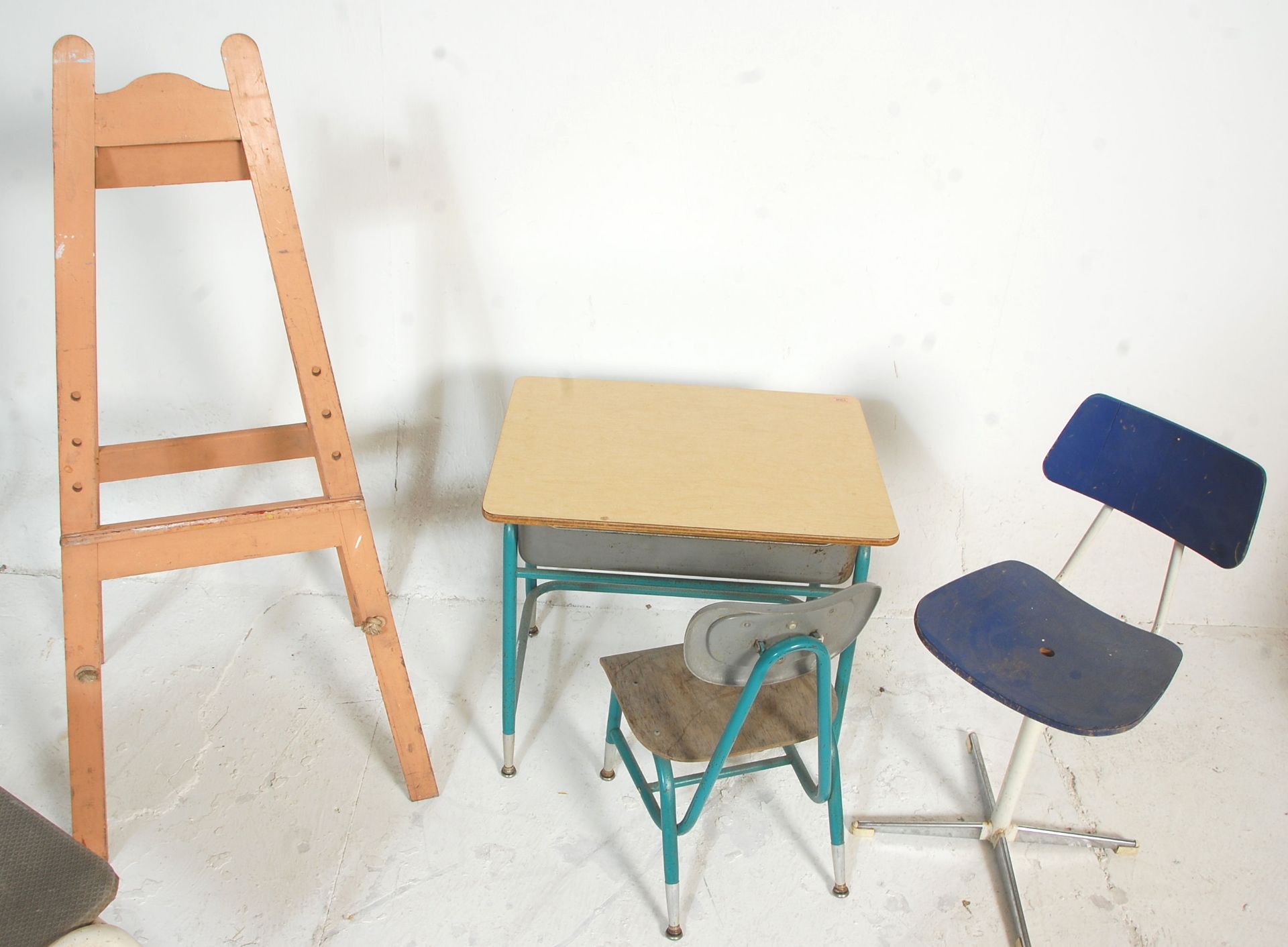 A mid century retro Industrial tubular metal and plywood childrens school desk. The tubular metal - Bild 6 aus 6