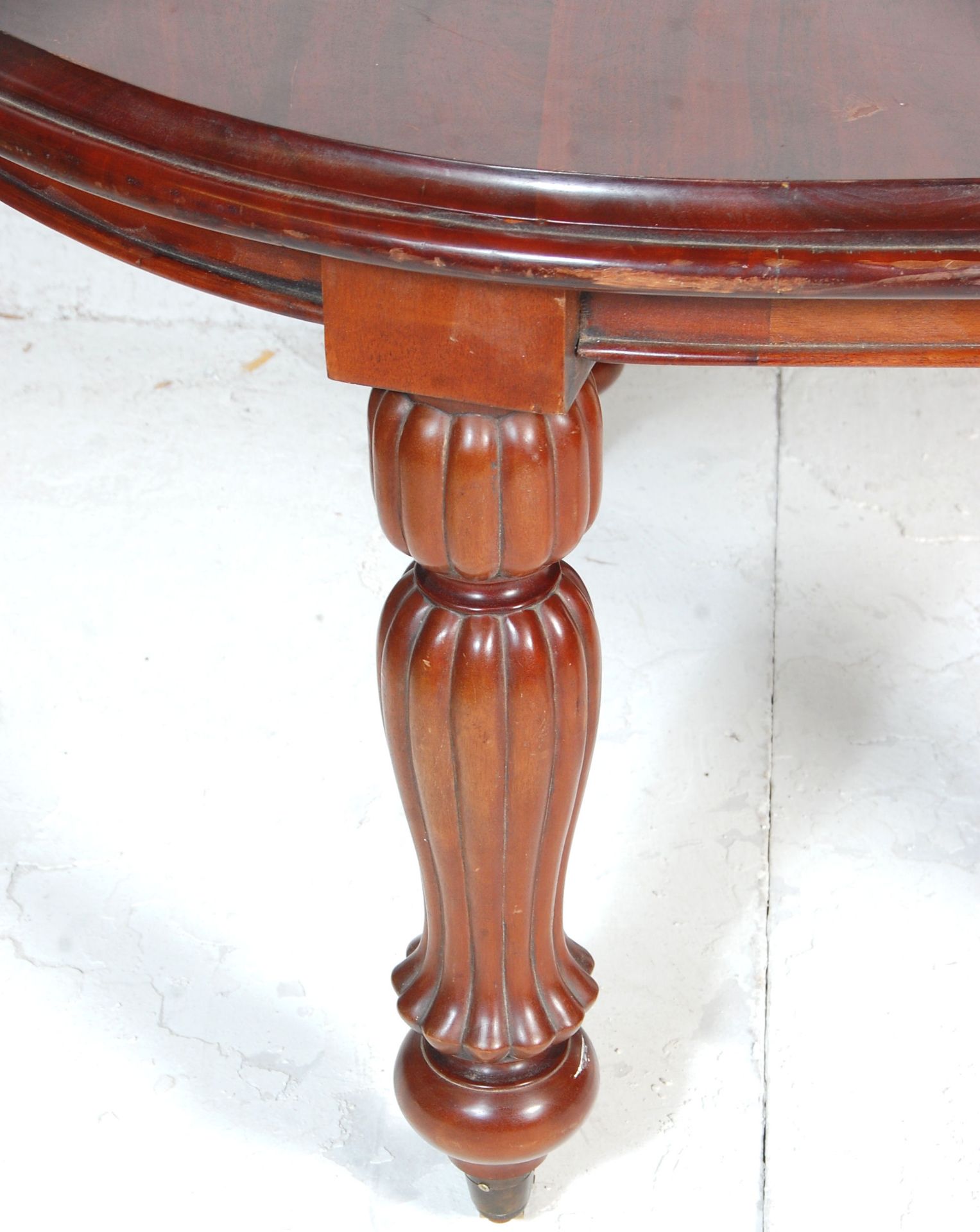 A good Victorian revival mahogany extending dining table in the William IV manner. Raised on - Bild 4 aus 5