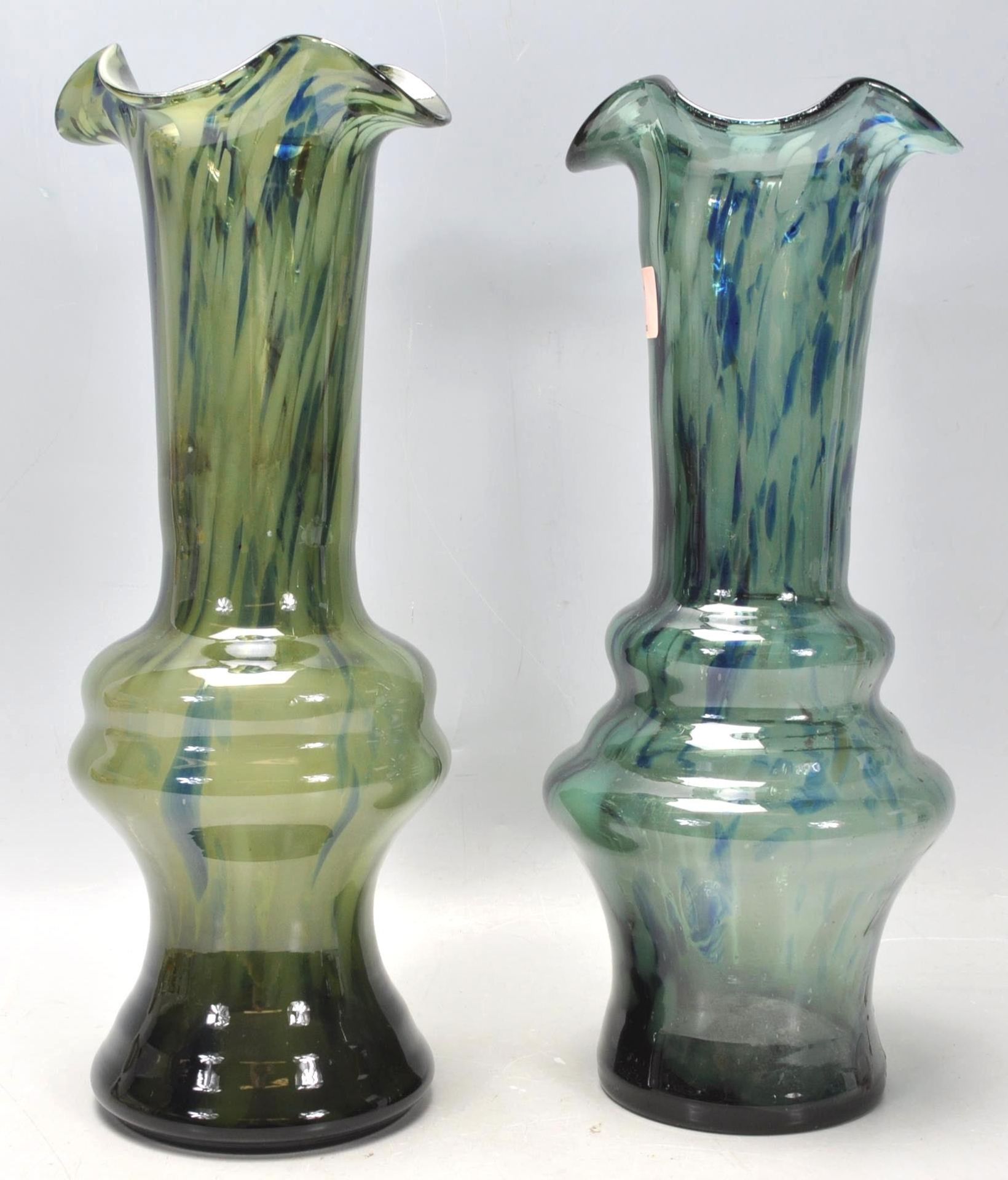 A pair of 20th Century vintage retro studio art spatter glass vases in a blue and green colourway - Bild 3 aus 7