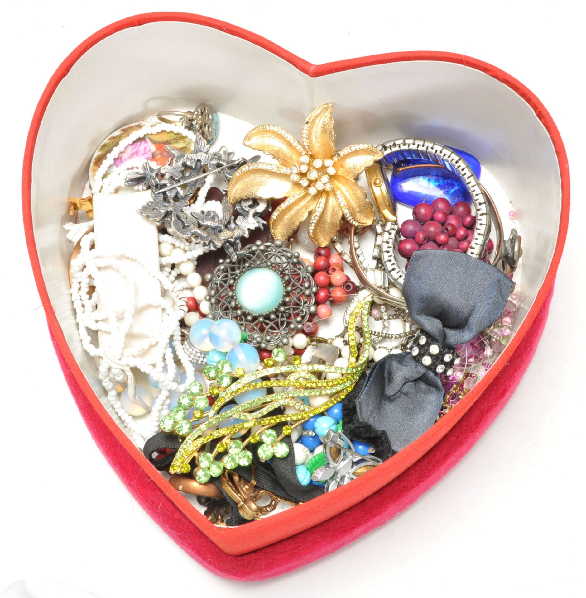 A large quantity of 20th century costume jewellery to include bracelets, brooches, necklaces, hair - Bild 7 aus 9