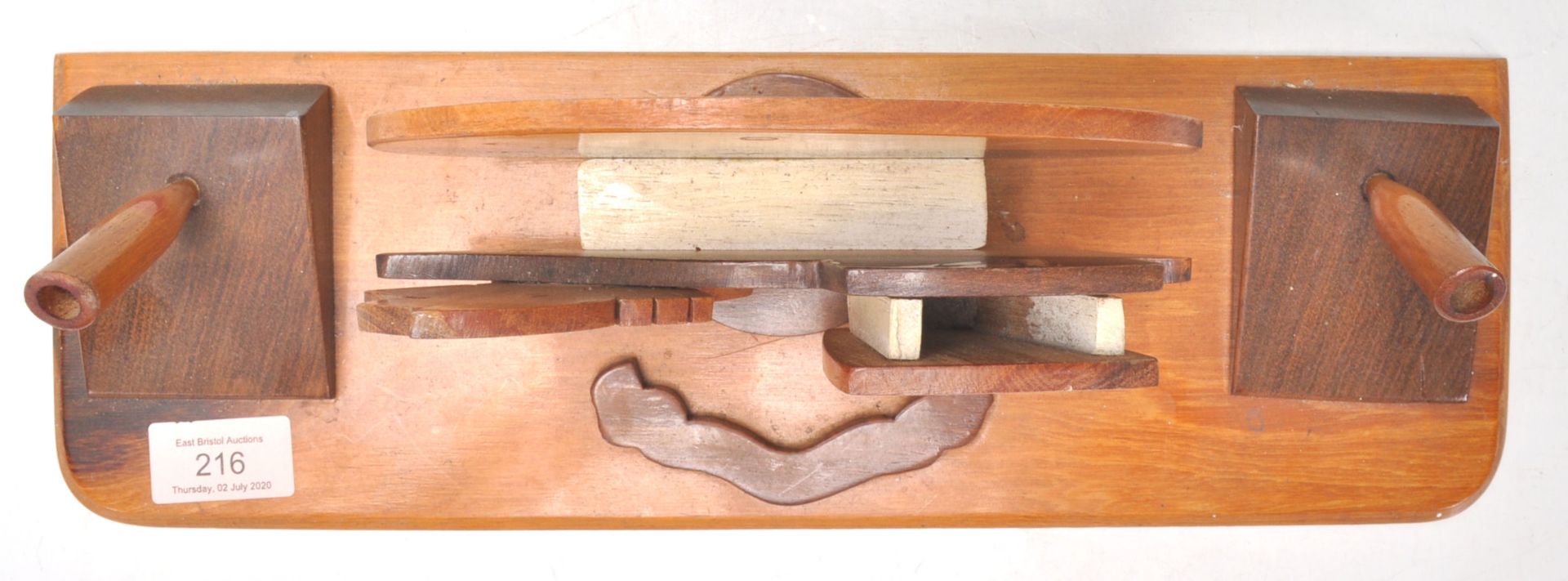A retro mid century teak wood desk tidy of unusual form. Raised on a plinth base with a central - Bild 4 aus 7