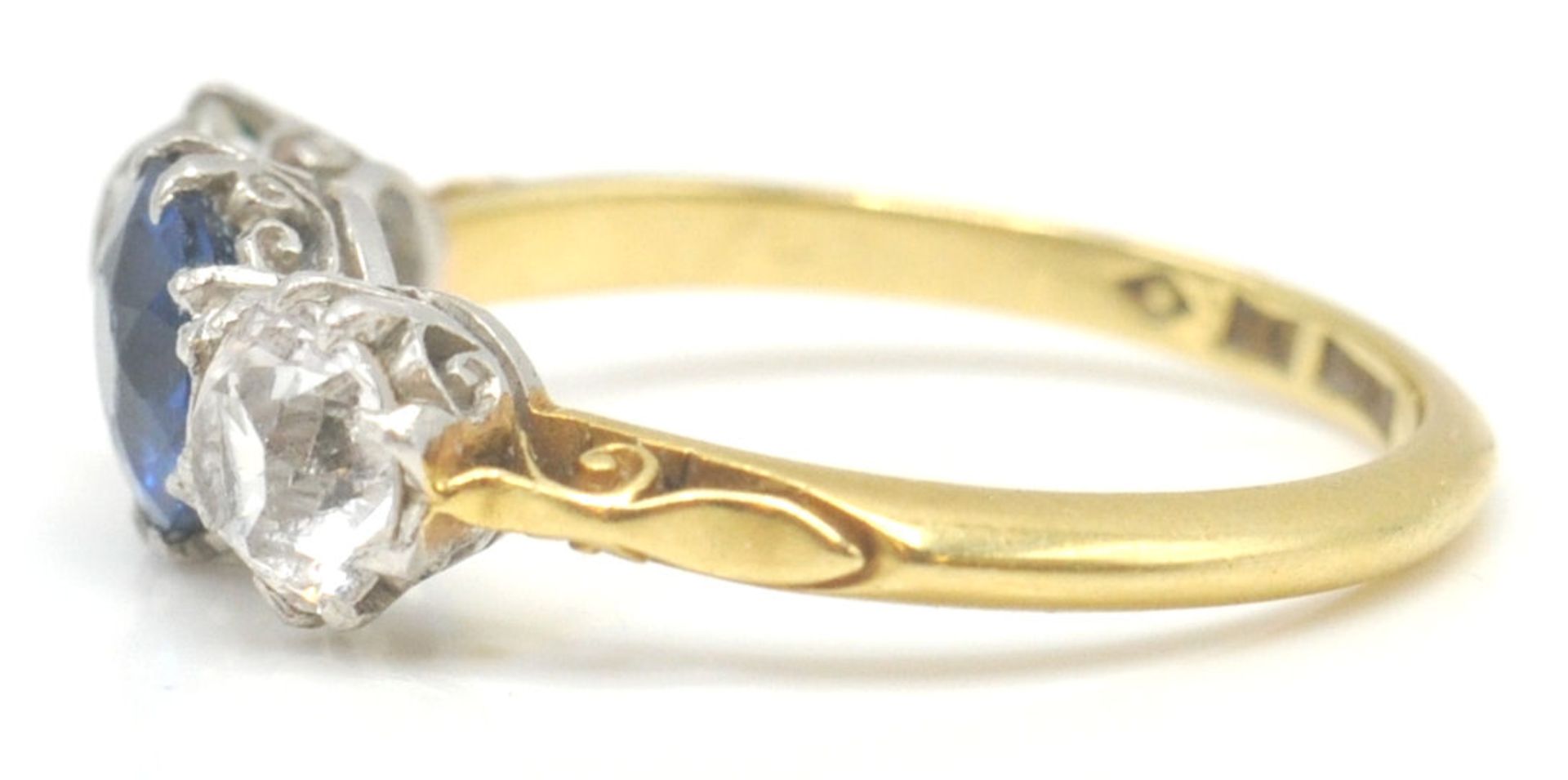 An Edwardian period 18ct gold and platinum 3 stone ring. The ring set with 3 paste stones of round - Bild 5 aus 8