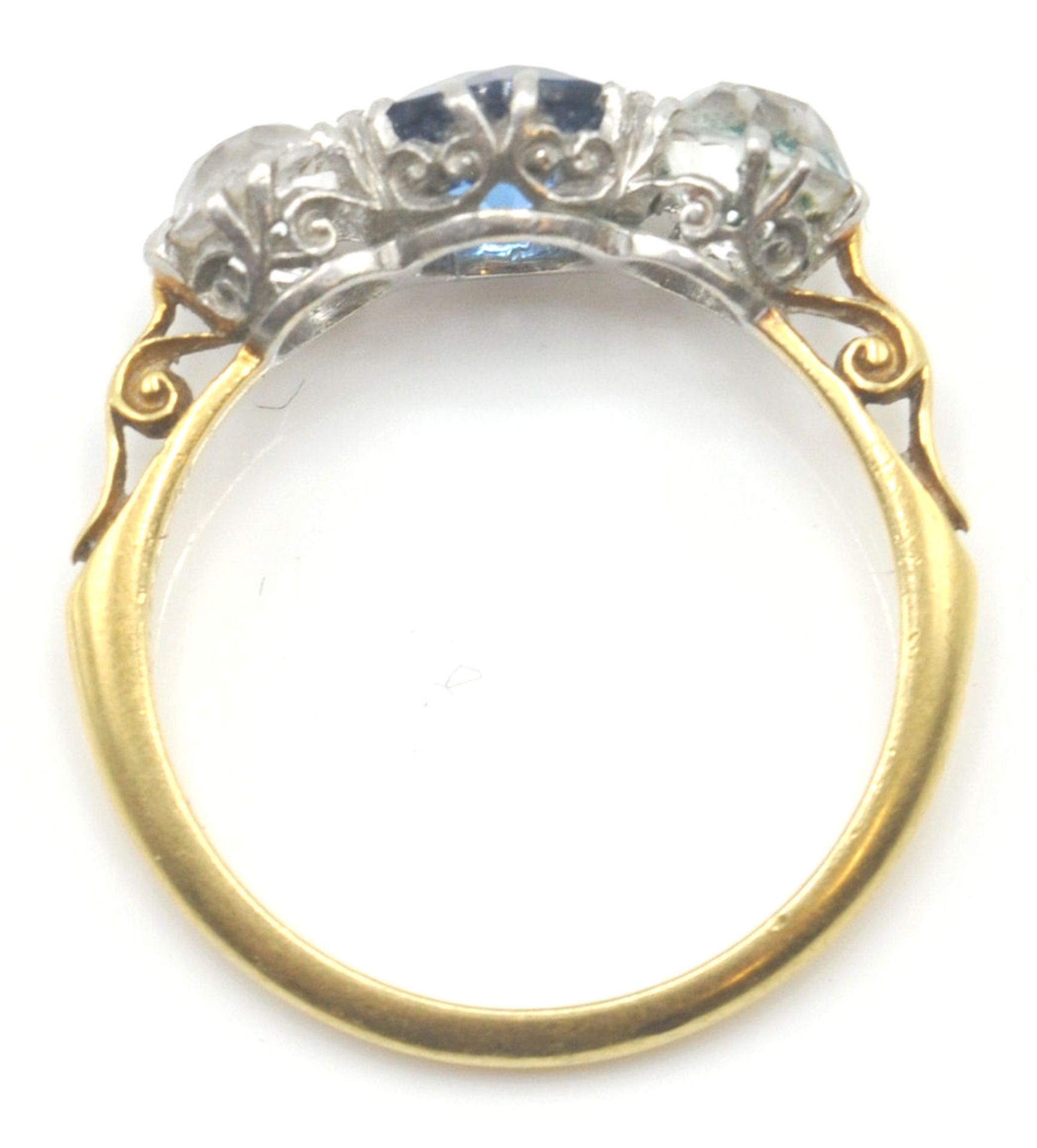 An Edwardian period 18ct gold and platinum 3 stone ring. The ring set with 3 paste stones of round - Bild 6 aus 8