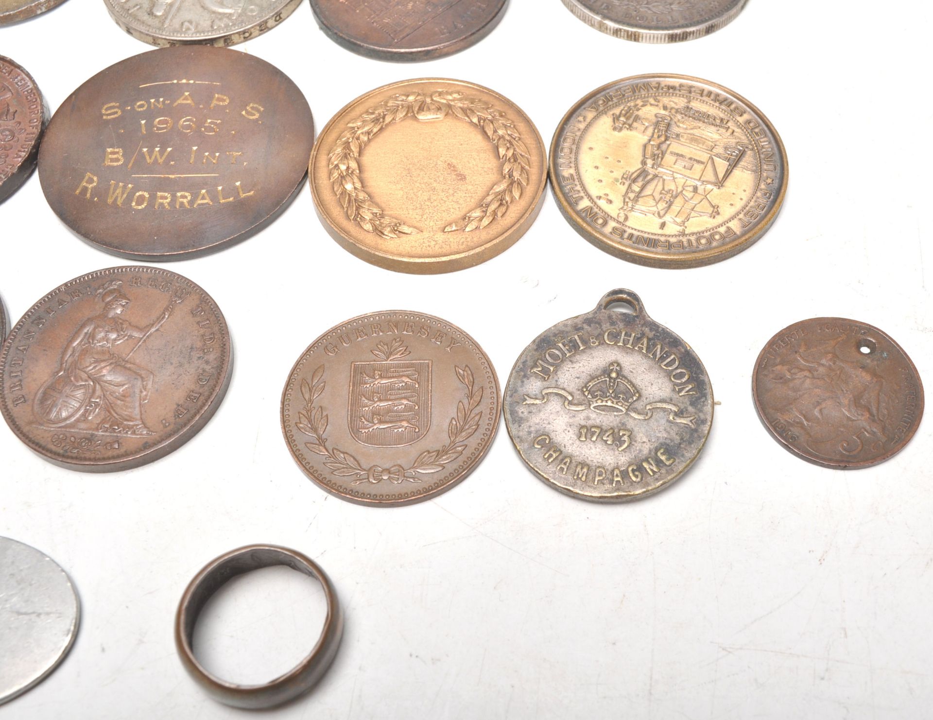 An interesting collection of 19th and 20th Century tokens and medallions to include a Moet Chandon - Bild 11 aus 11