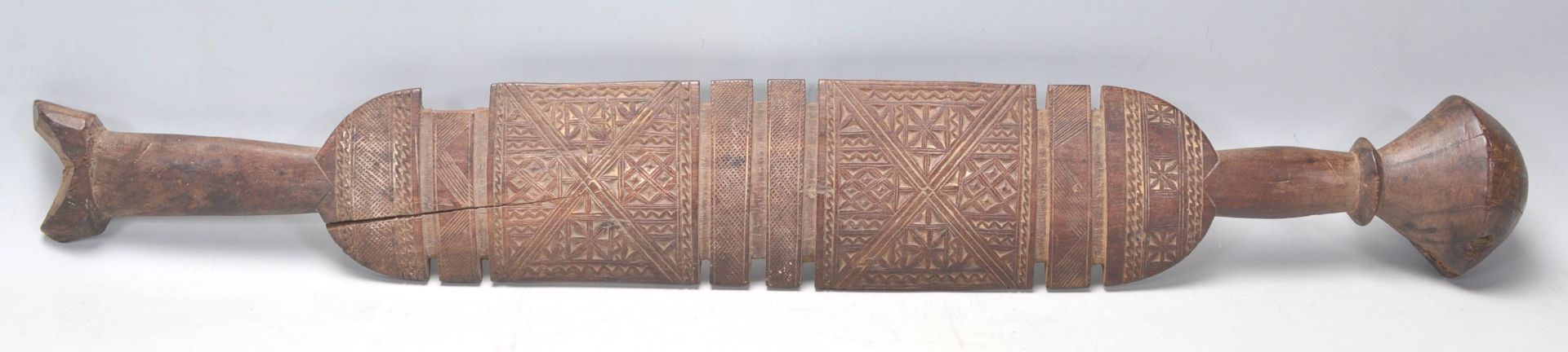 Two North African Tuareg tent posts having intricately carved flat panels to the front with - Bild 11 aus 20