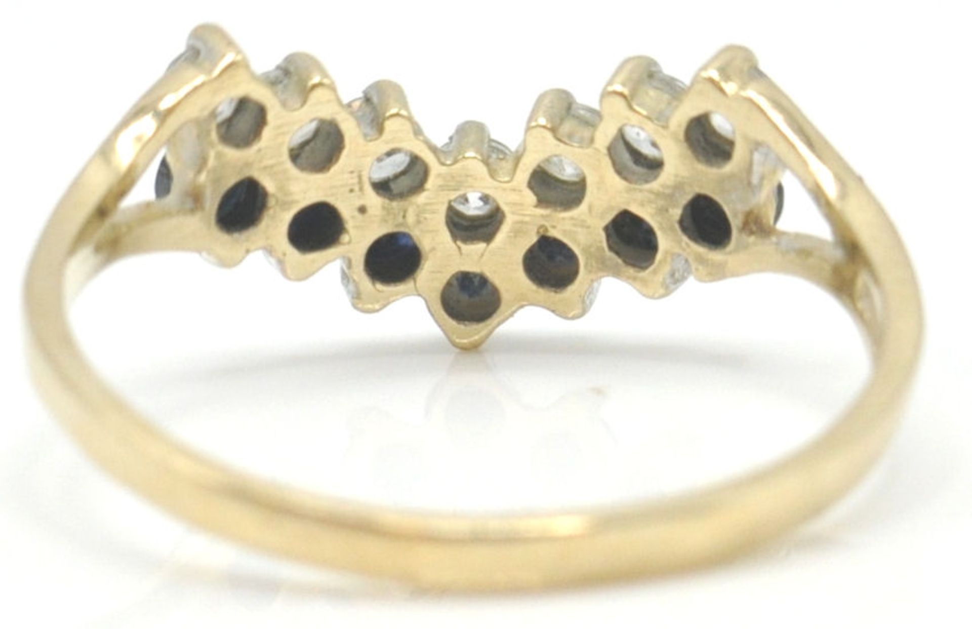 A 9ct gold hallmarked cluster ring. The yellow facet cut stone within a halo of white stones. - Bild 12 aus 15