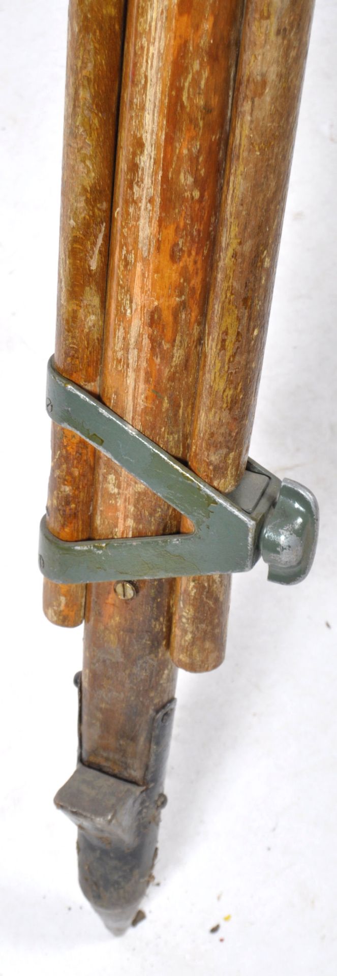A good  early 20th century wooden and cast metal surveyors tripod stand. The tapering wooden legs - Bild 4 aus 5