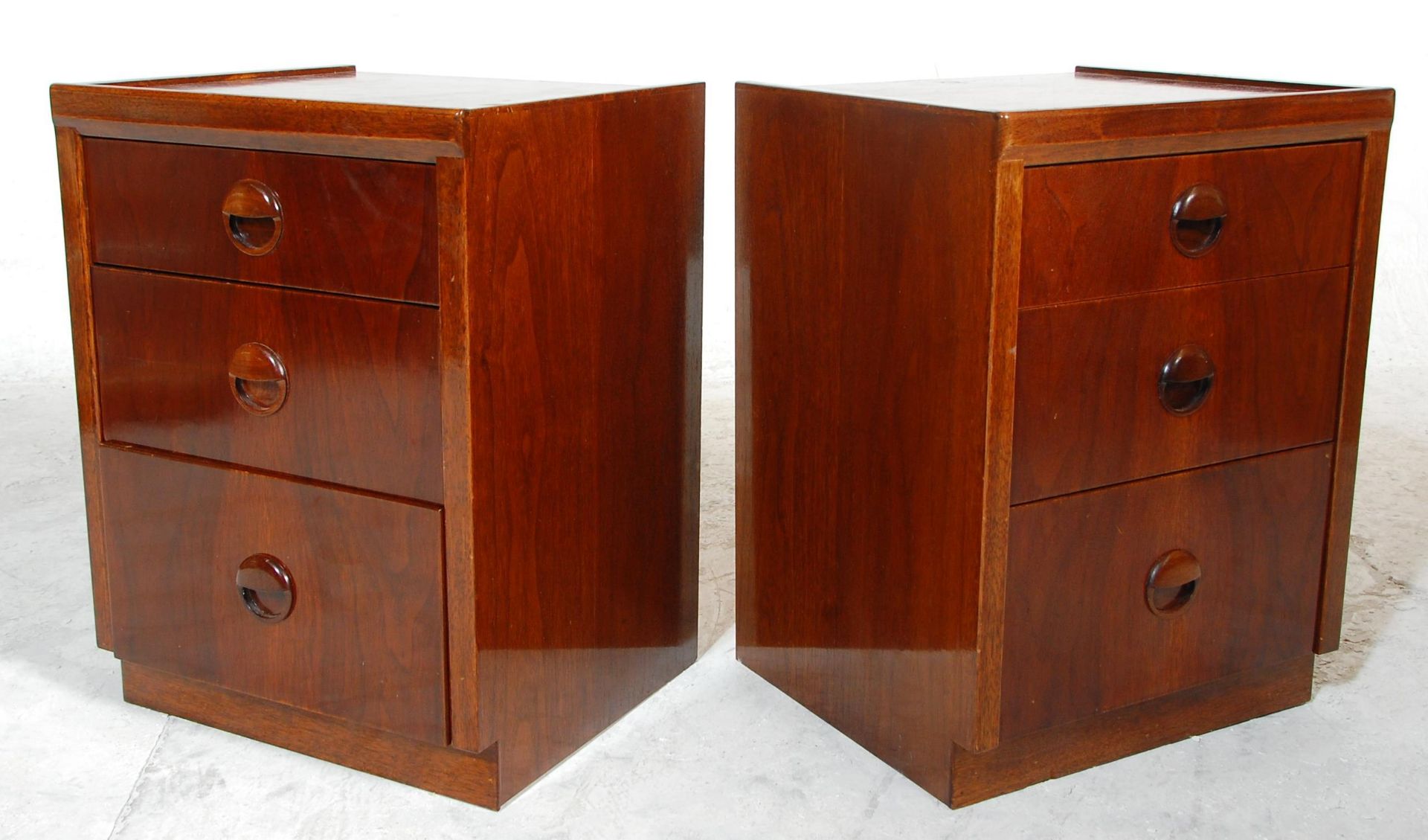 A good pair of retro mid 20th Century teak bedside chests / tables having three graduating drawers