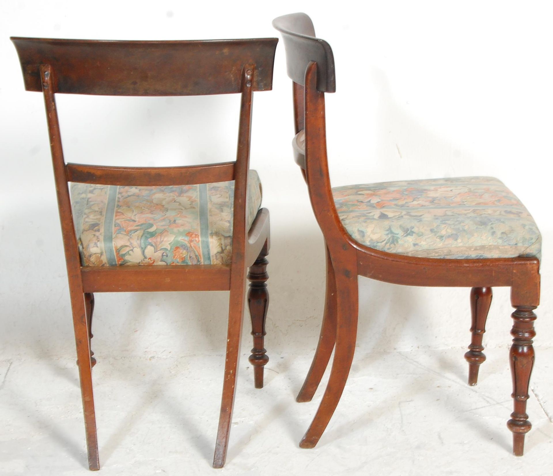 A group of three early 19th century Regency mahogany bar back dining chairs having knopped and - Bild 5 aus 5