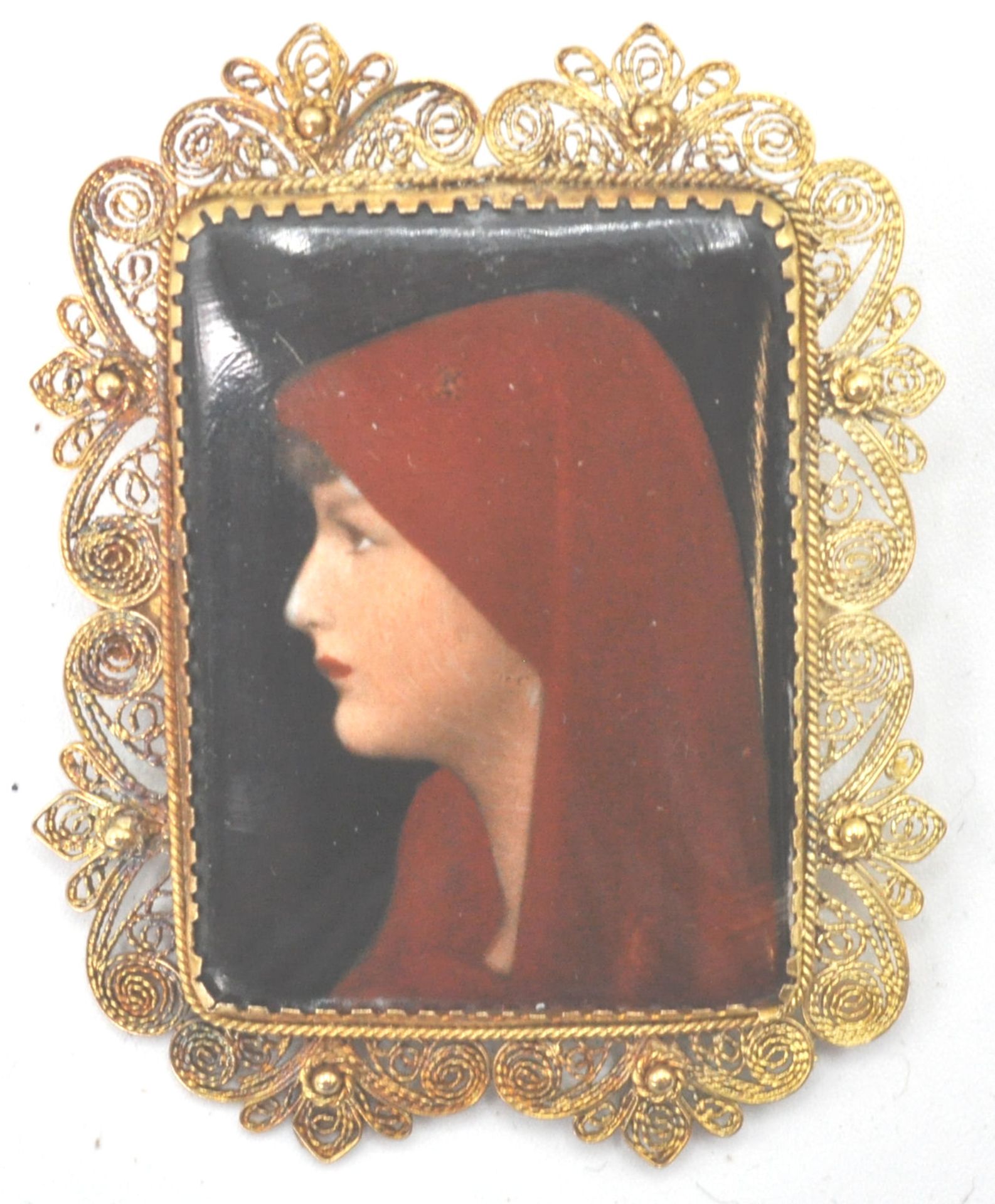 A 19th Victorian hand painted miniature of a hooded lady in the form of a brooch edged with filigree - Bild 4 aus 5