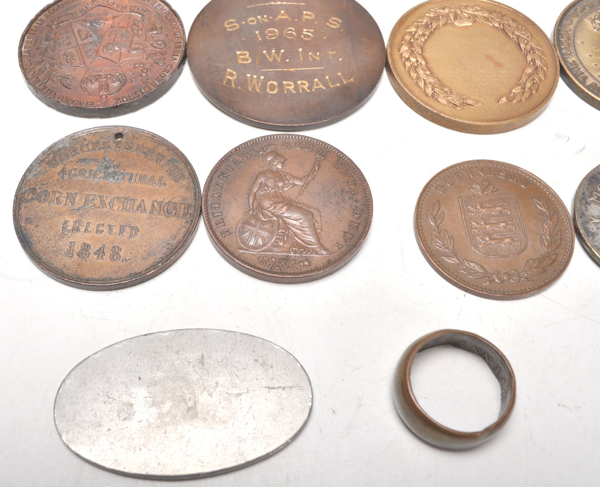 An interesting collection of 19th and 20th Century tokens and medallions to include a Moet Chandon - Bild 8 aus 11