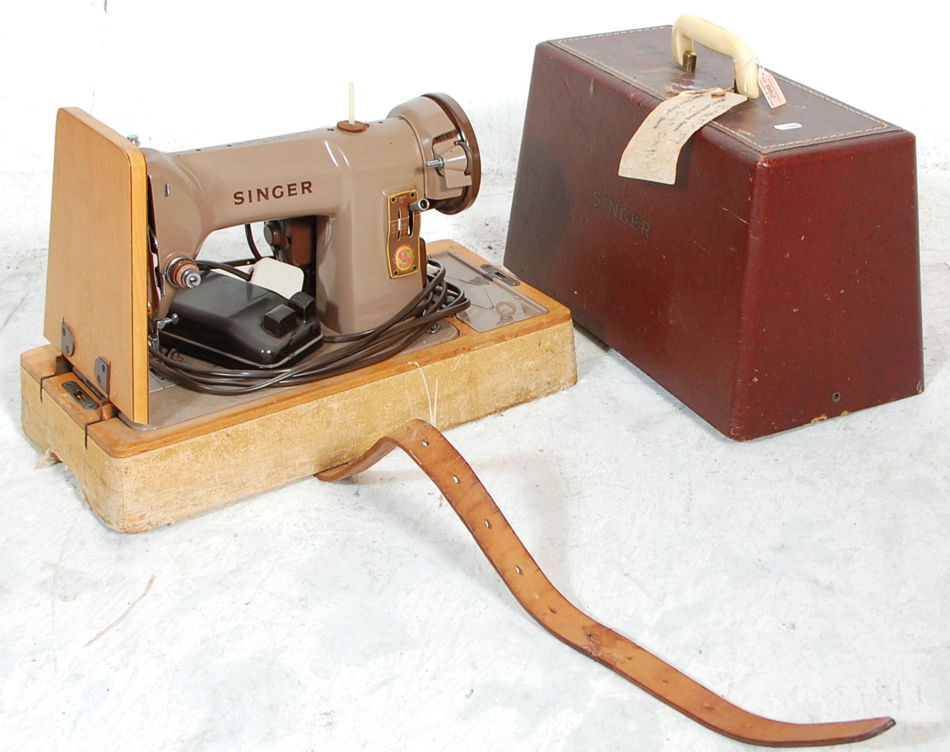 Two vintage retro 20th Century electric sewing machine to include one by Singer with a red leather - Bild 2 aus 6