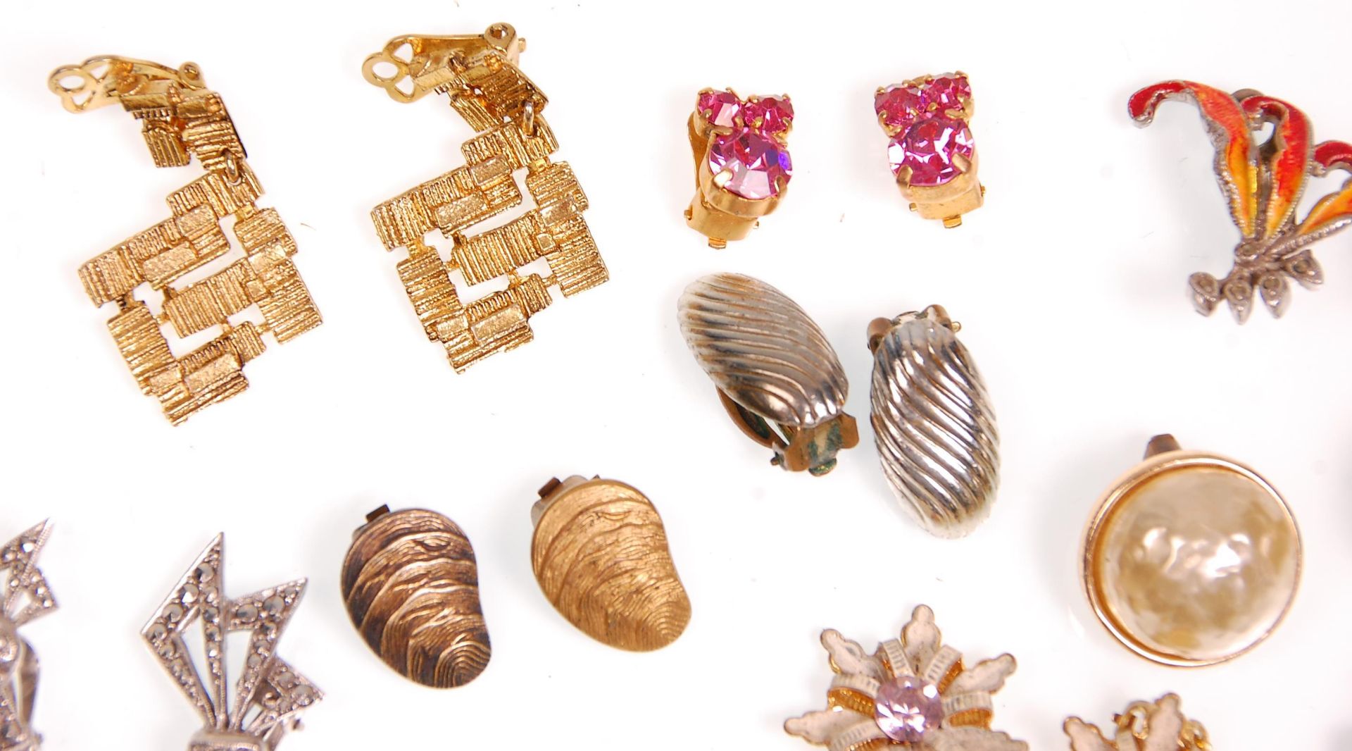 A collection of sixteen vintage ladies clip on earrings to include marcasite examples, enamelled - Bild 6 aus 8