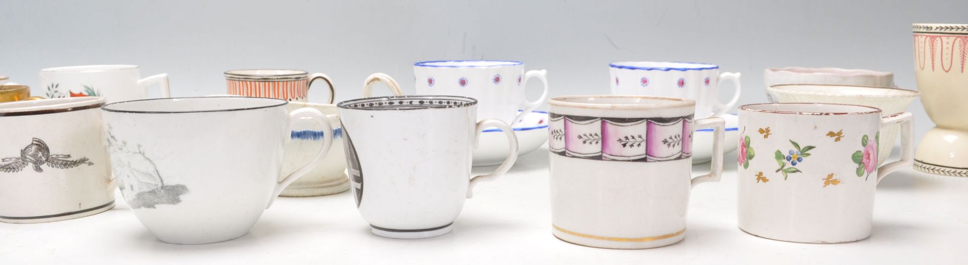 A collection of 18th and 19th century porcelain items to include teacups and saucers, coffee cans, - Bild 3 aus 15