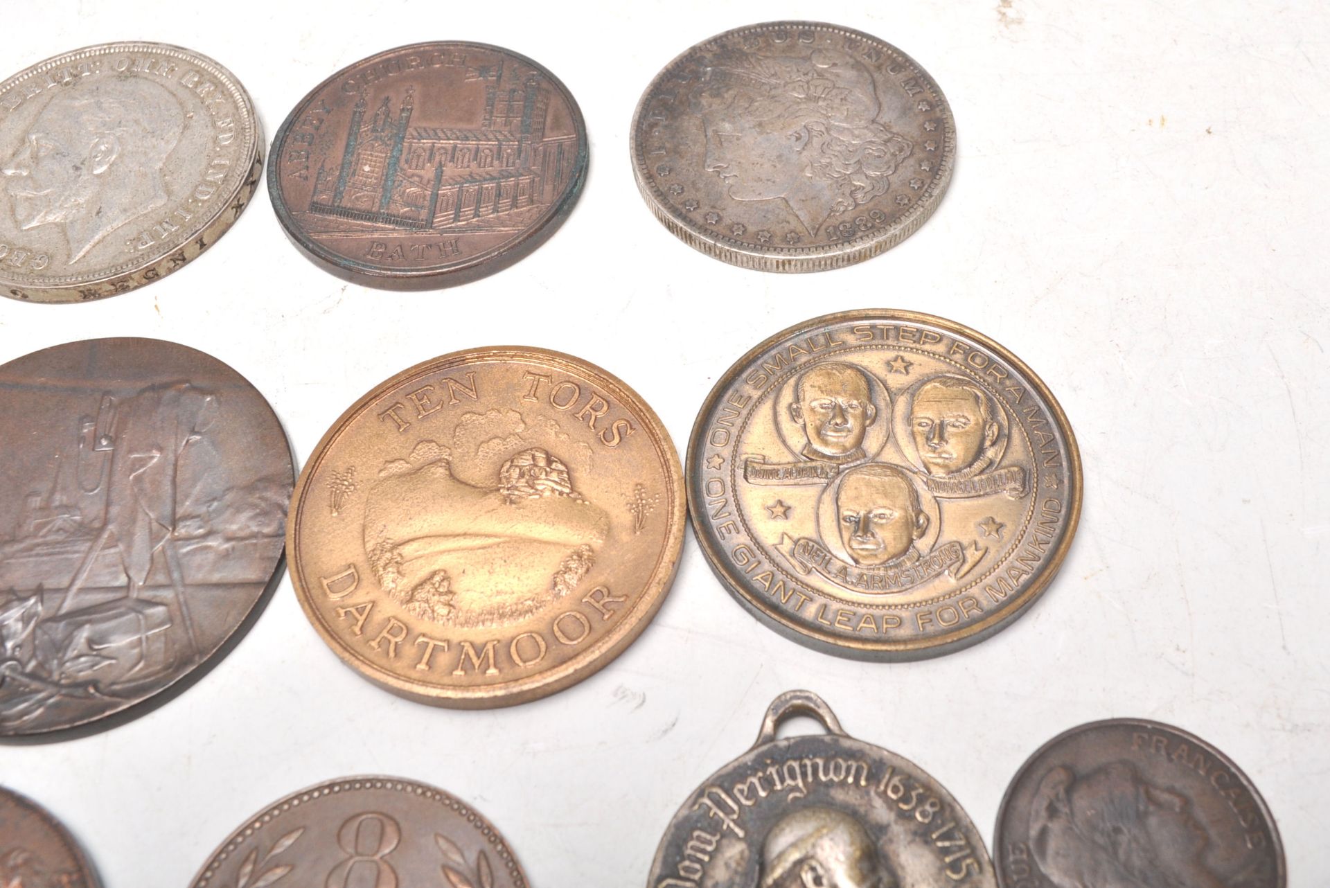 An interesting collection of 19th and 20th Century tokens and medallions to include a Moet Chandon - Bild 4 aus 11