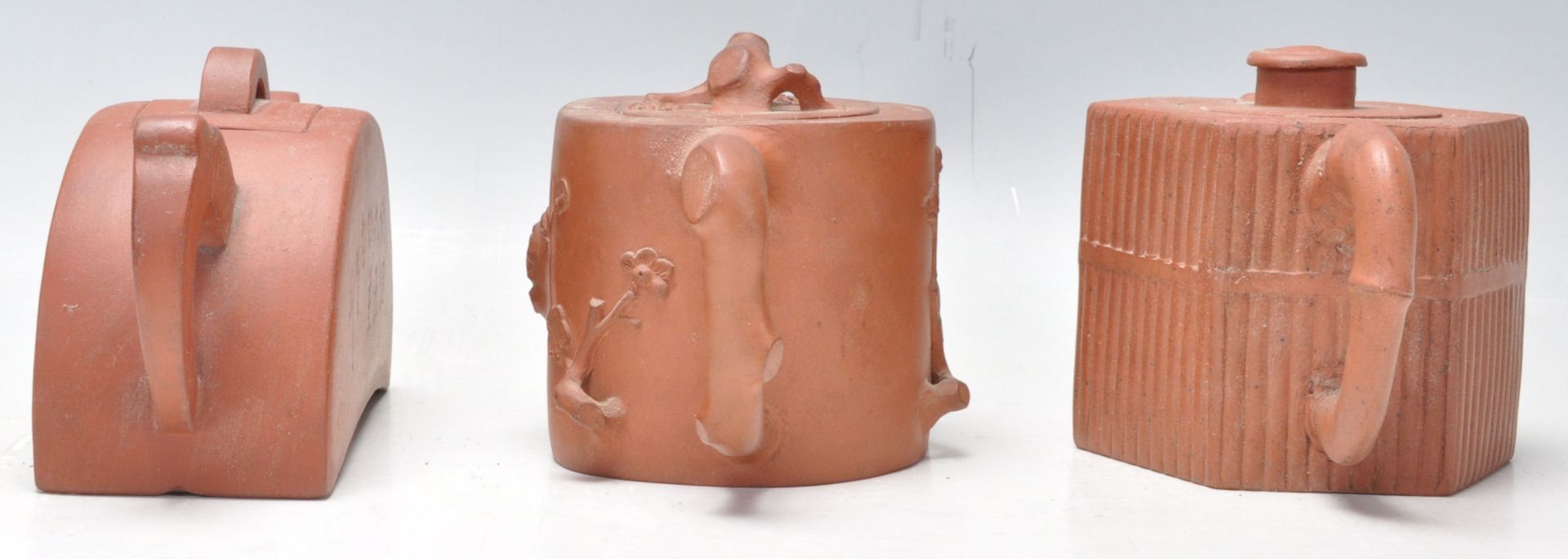 A collection of 3 20th Century Chinese Yixing red clay teapots of squat form having  short spouts - Bild 4 aus 11