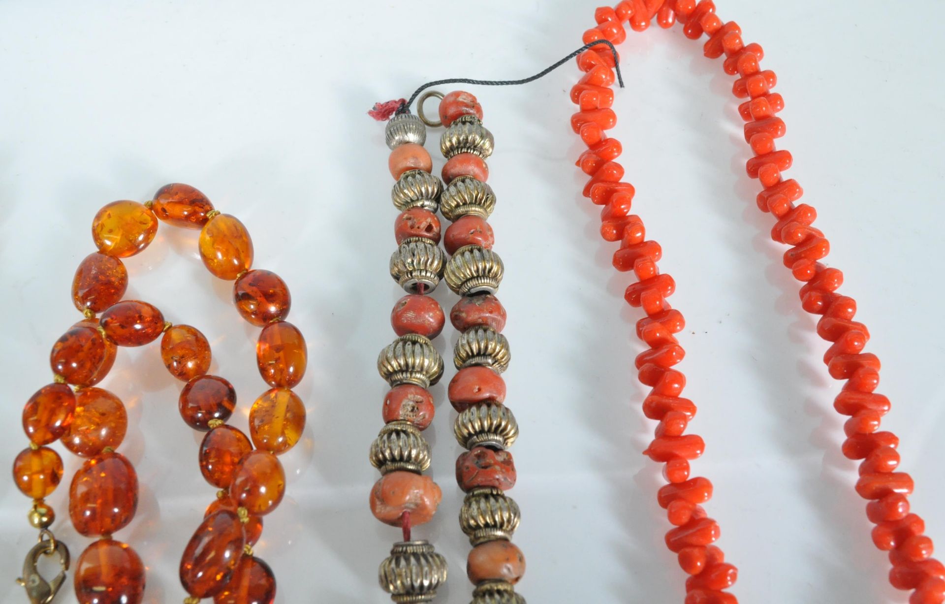 A mixed group of jewellery to include faux amber necklaces, croal and white metal Tibetan - Bild 8 aus 10