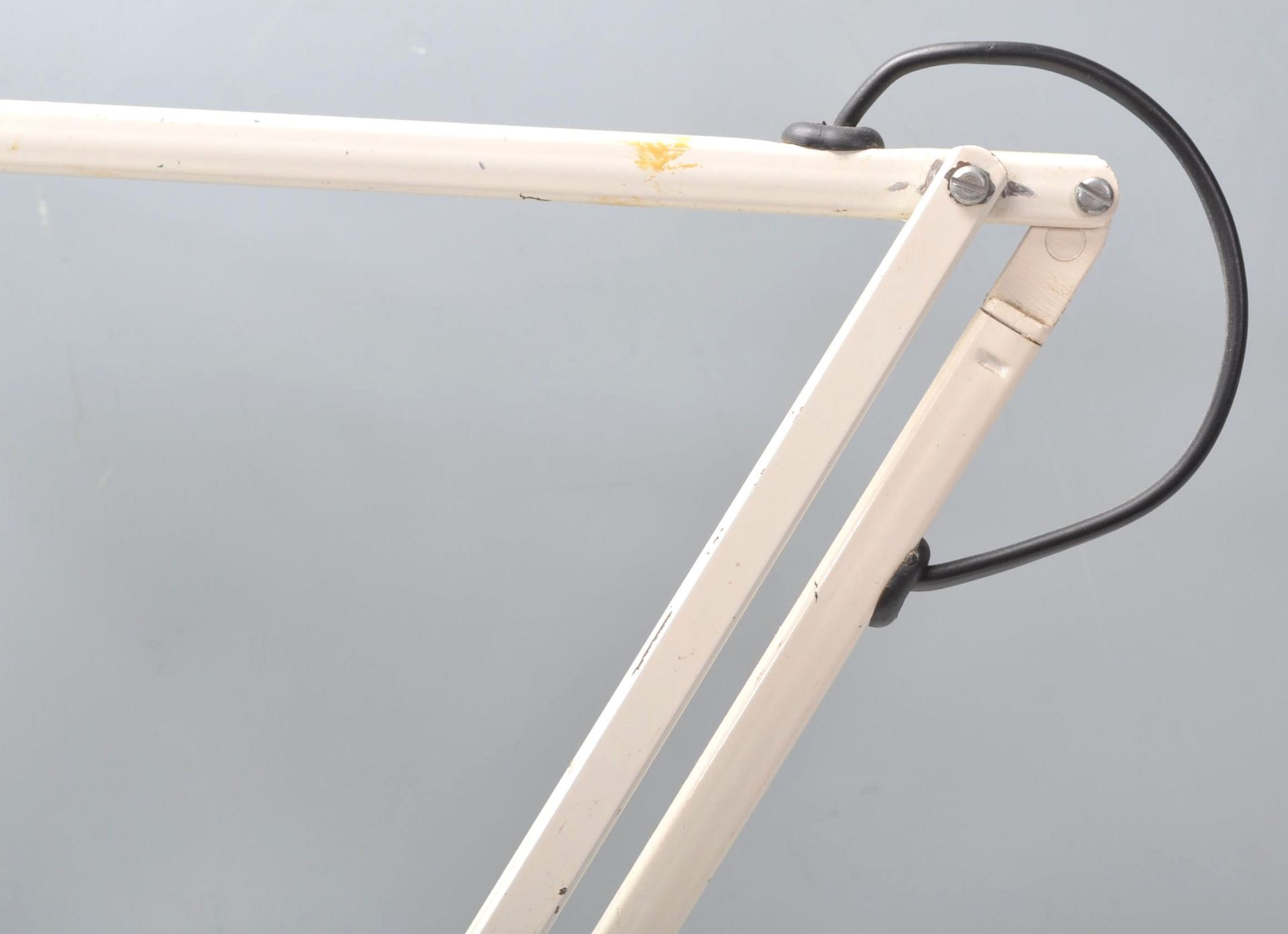 A vintage 20th Century Herbert Terry Anglepoise industrial desk lamp finished in white enamel - Bild 3 aus 5