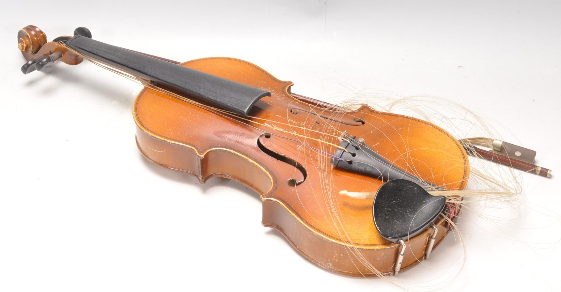 An early 20th Century Czechoslovakian Antonius Stradivarius made violin having a hollow body with - Bild 3 aus 9