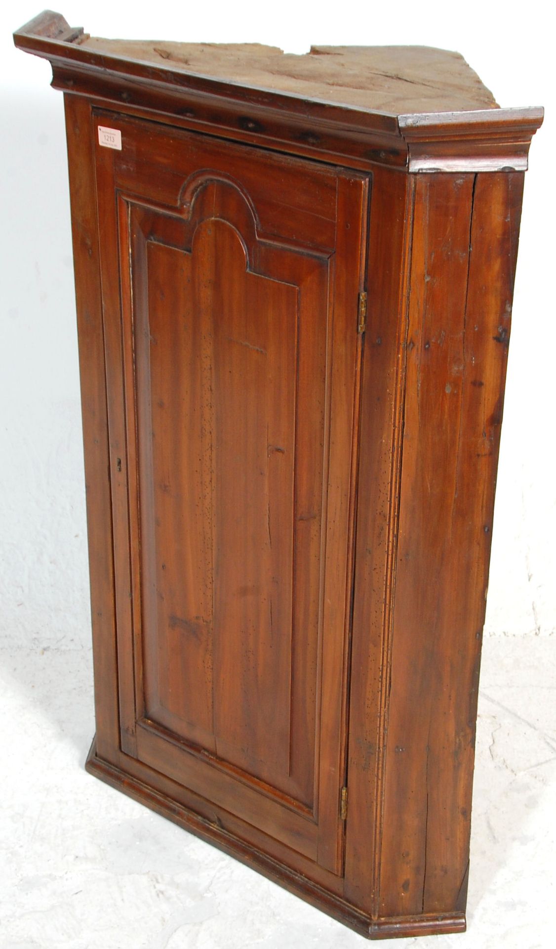 A 19th century fruitwood George III corner cabinet. Full length fielded panel door with enclosed - Bild 4 aus 4